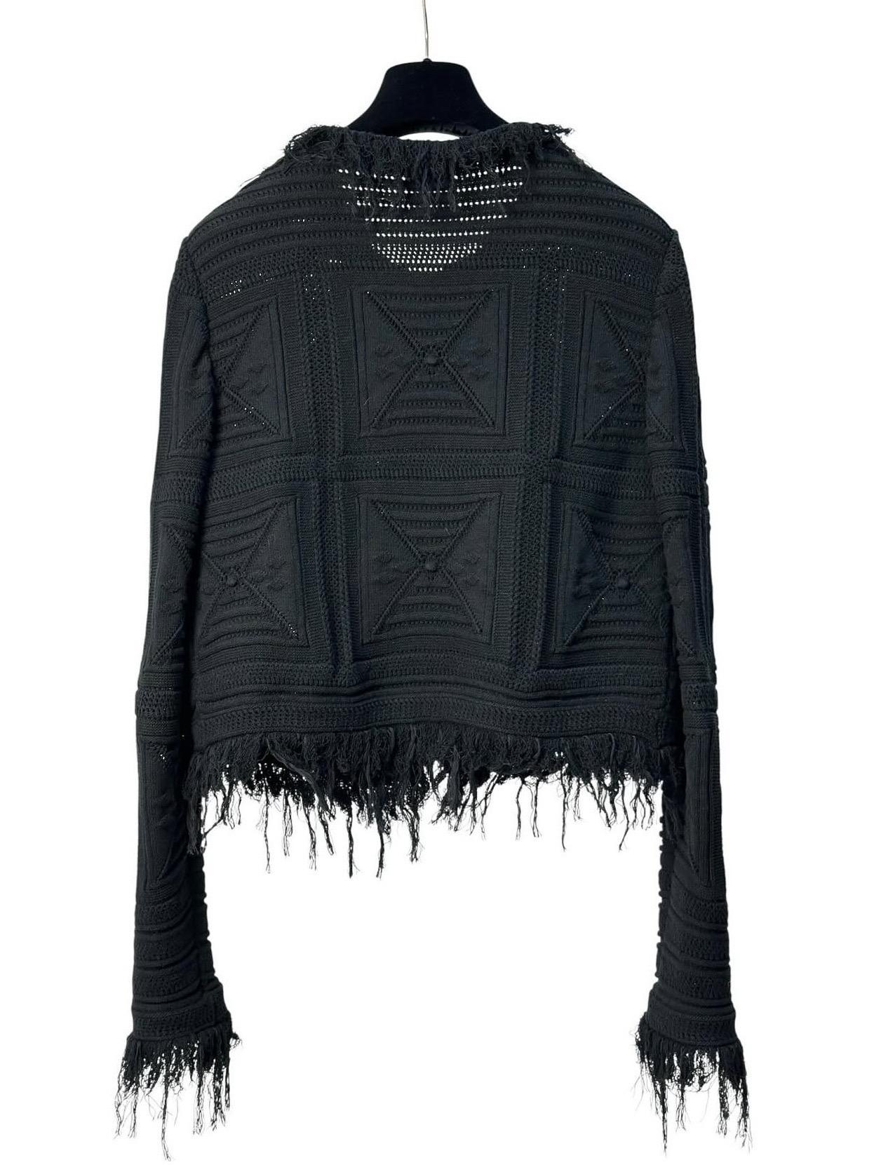 Peppen Sie Ihre Garderobe mit dieser zeitlosen schwarzen Chanel Vintage-Strickjacke aus Baumwolle auf. Dieses klassische Stück ist in sehr gutem Zustand und strahlt Raffinesse und Stil aus. Diese Strickjacke eignet sich perfekt zum Überziehen oder