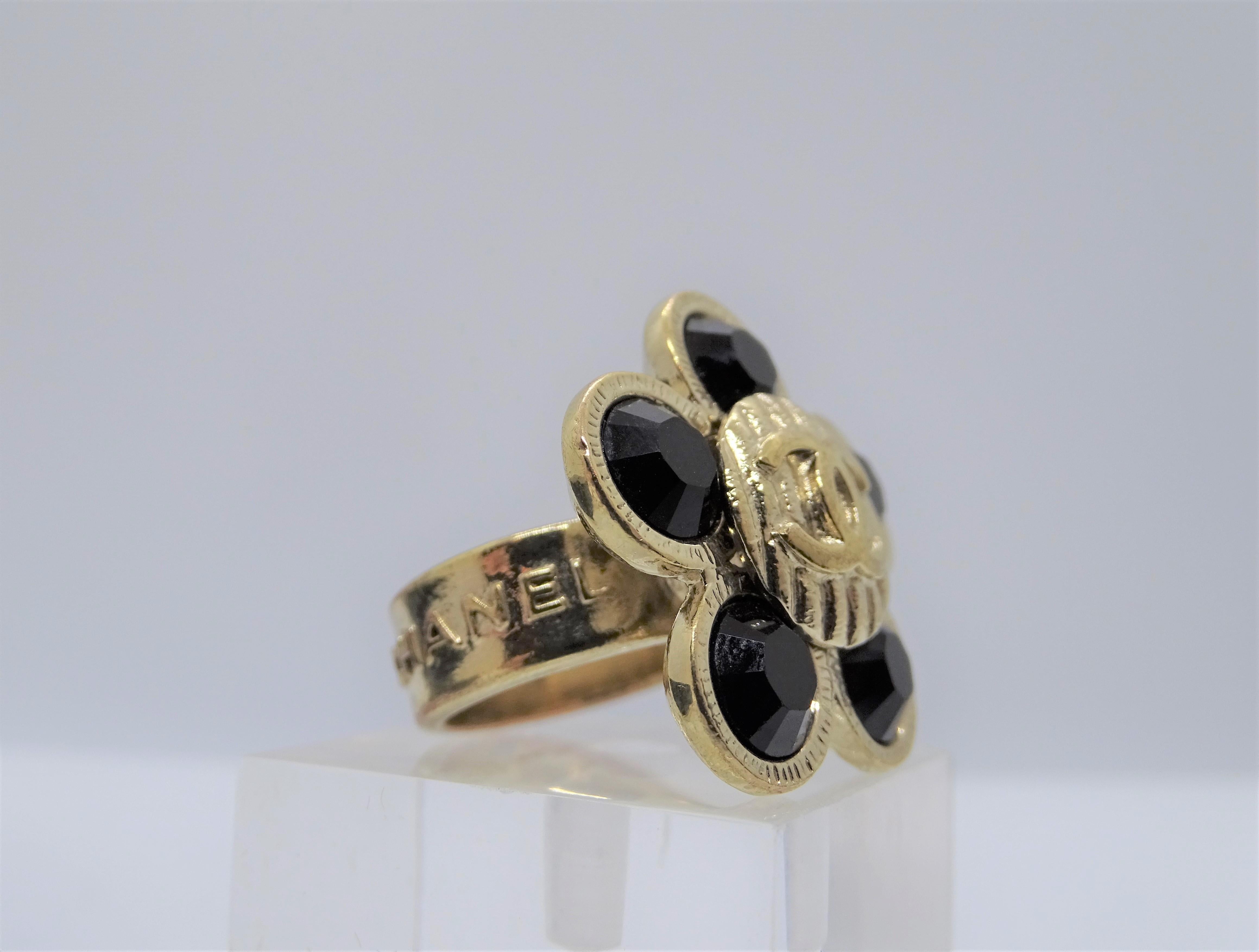 Gorgous Coco Chanel ring , gold plate and diamond cut black crystal , Camellia shape. Its the iconic flower from the prestigious French Maison Coco Chanel
With house seal!!!
This is a timeless jewel , beautiful in any occasion and a piece of very