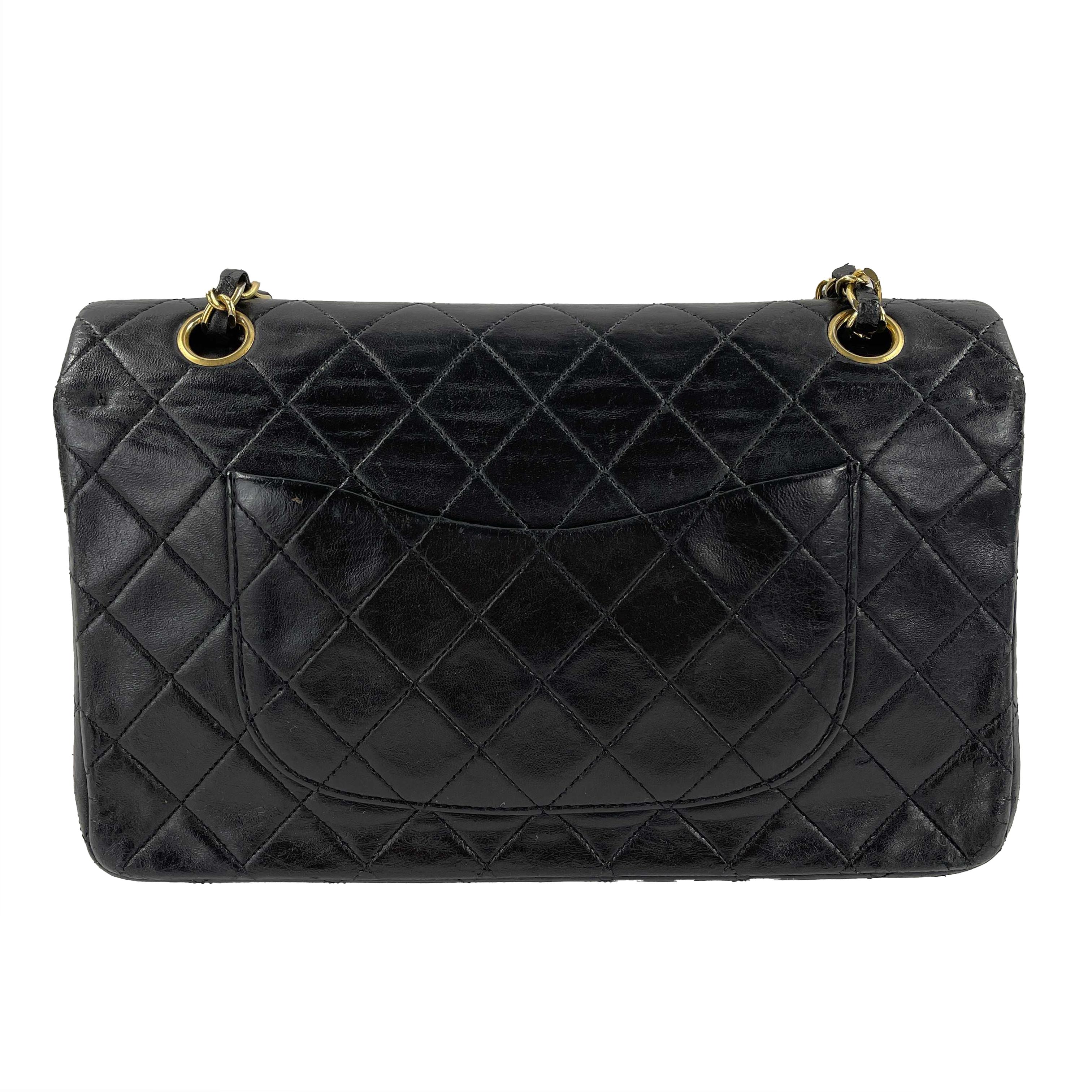 CHANEL - Vintage Black / Gold CC Medium Double Flap Quilted Shoulder / Crossbody

Description

This vintage Chanel flap handbag is from the 1989 to 1991 collection.
It is crafted with black quilted leather and gold-toned hardware throughout.
The