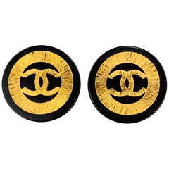 CHANEL VINTAGE Schwarz-goldene Emaille-Ohrclips mit CC-Logo - Saison 26