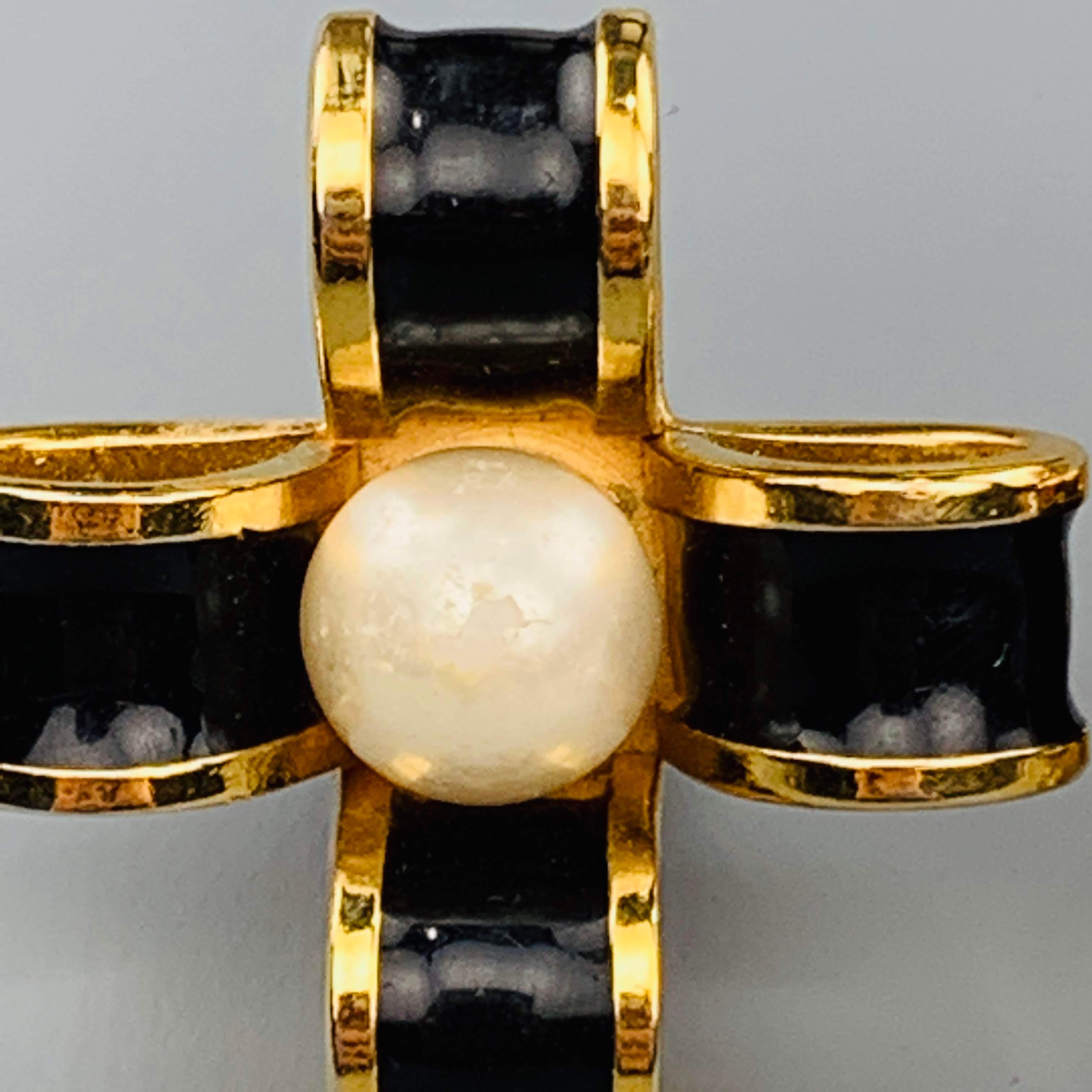CHANEL VINTAGE Black & Gold Tone Enamel Pearl Bow Cross Clip On Earrings In Good Condition In San Francisco, CA