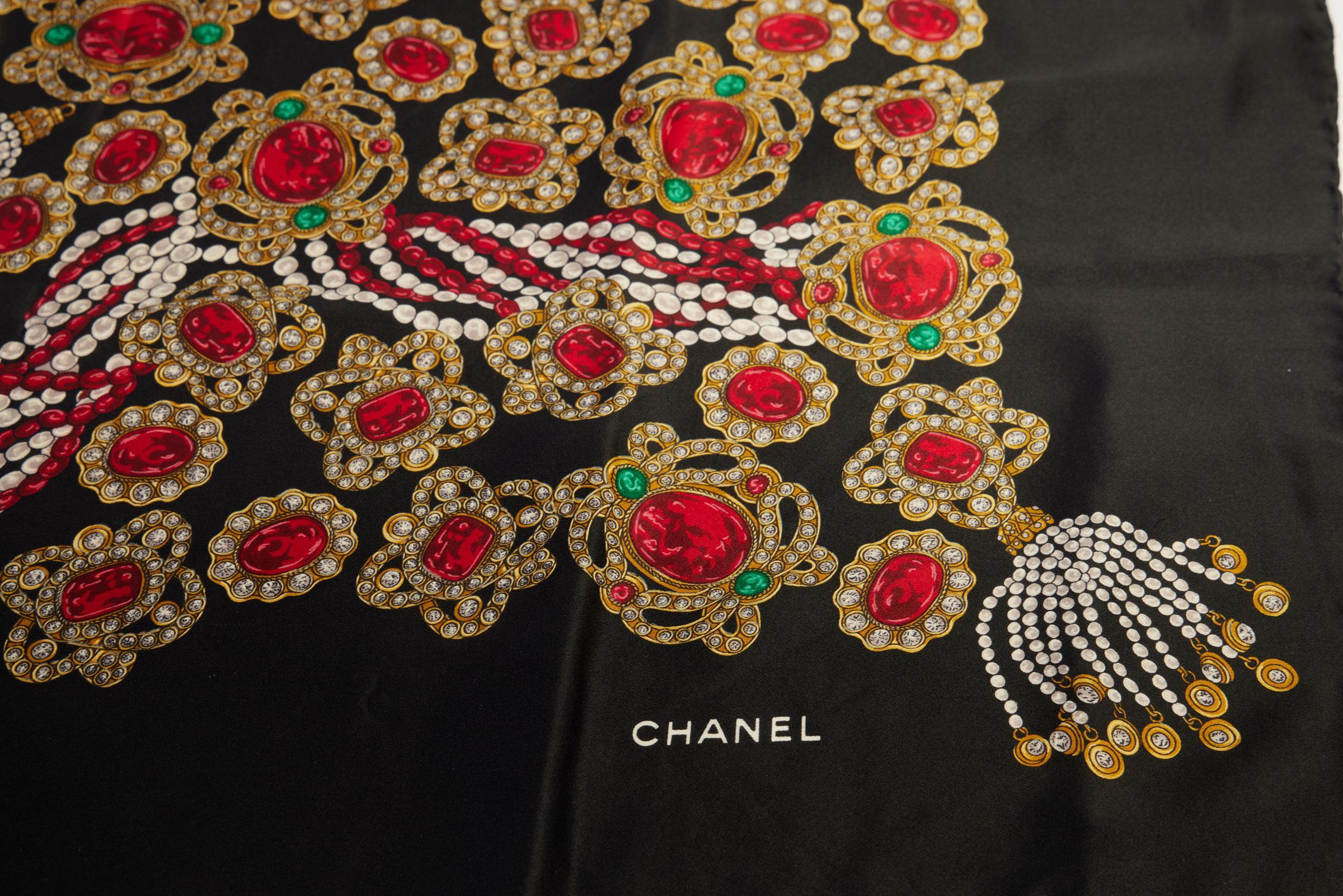 Echarpe vintage Chanel en soie noire avec motif de bijoux gripoix. Bords roulés à la main.