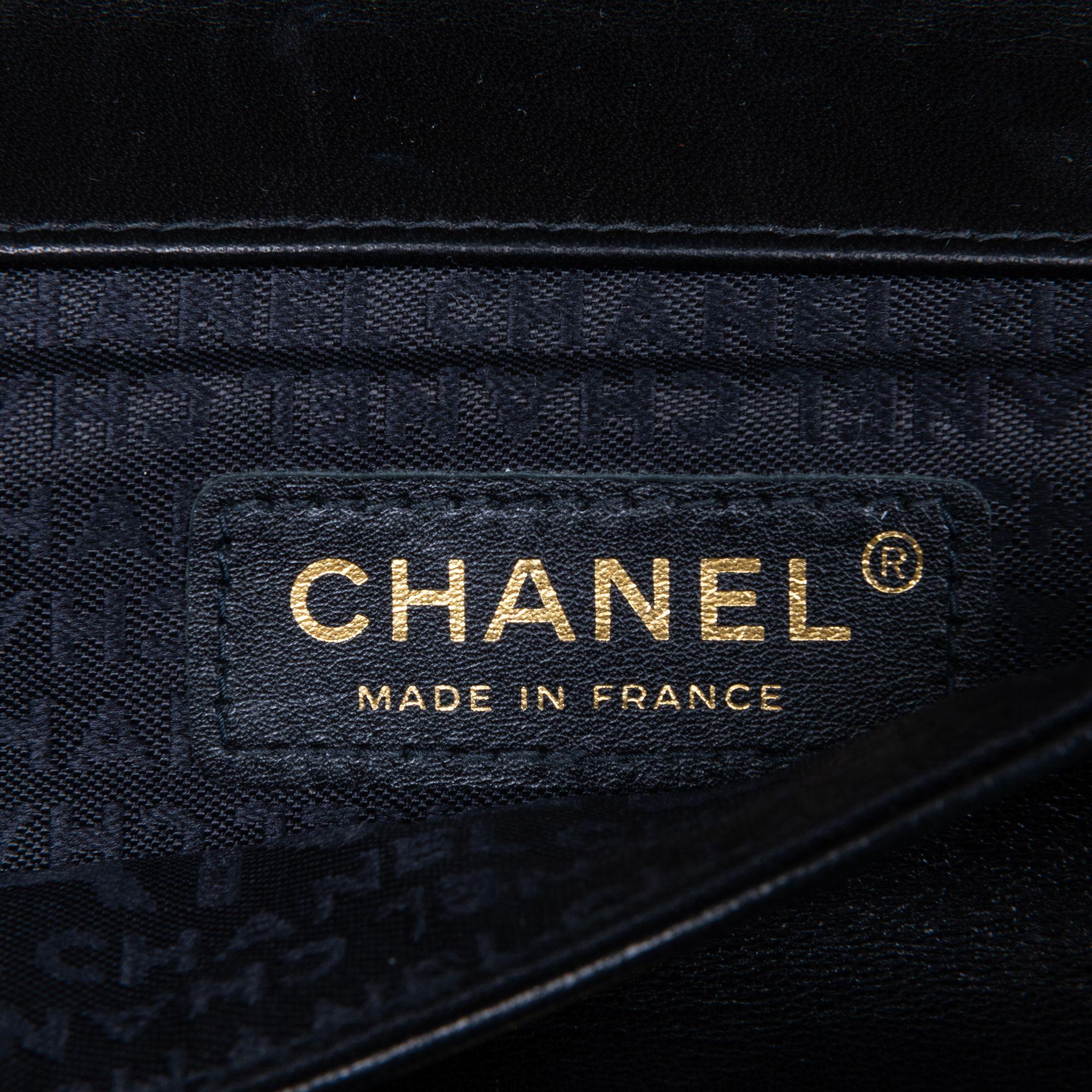 Chanel 2004 Vintage Schwarze Edgy Clutch/Klappentasche aus Lammfell mit Kette verschönert im Angebot 8