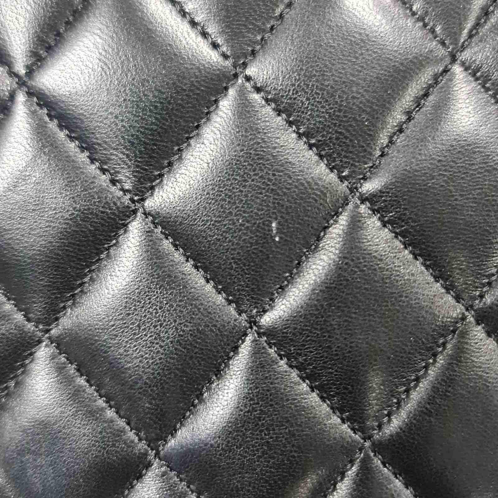 Chanel Vintage Black Lambskin Classic Flap Bag en vente 6