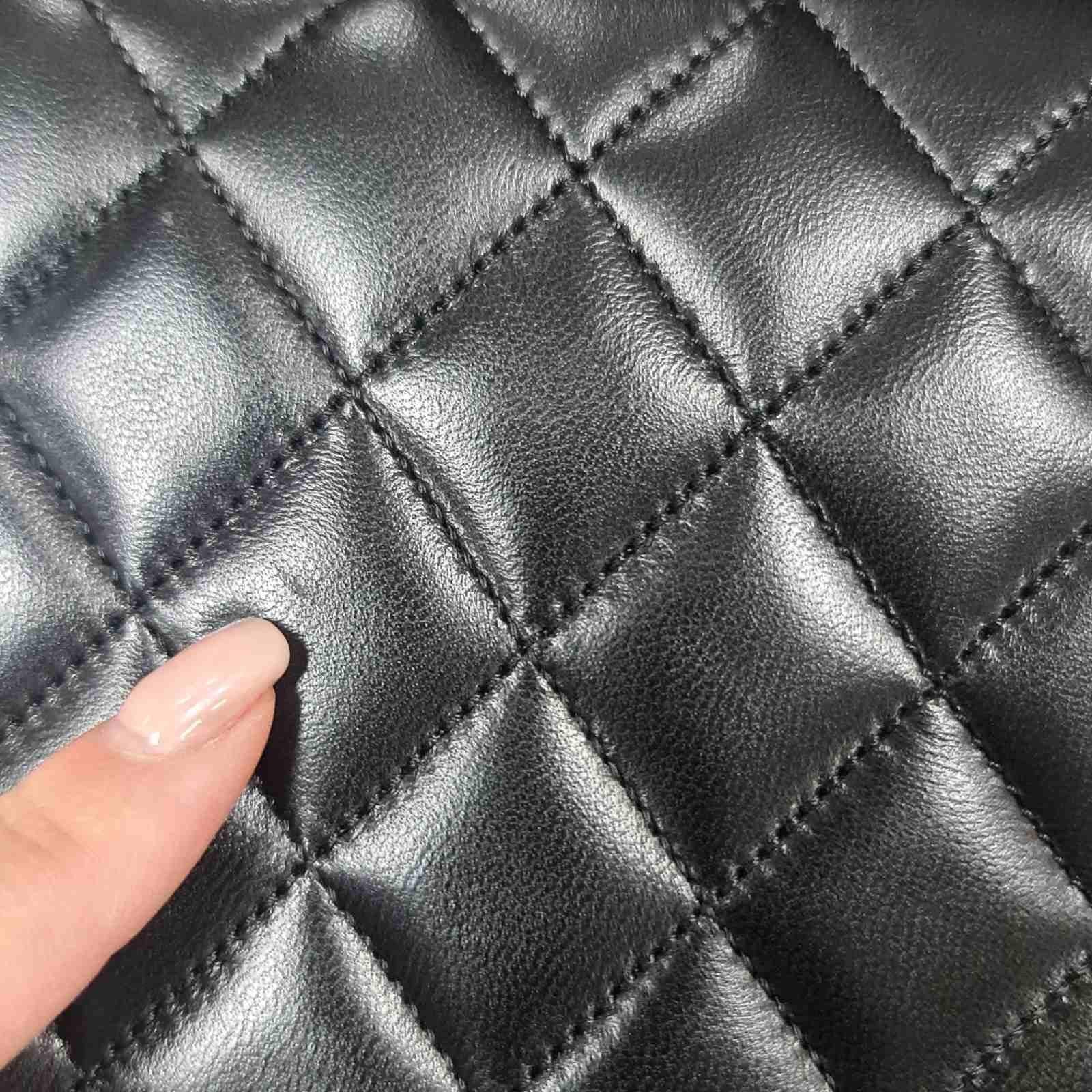 Chanel Vintage Black Lambskin Classic Flap Bag en vente 7