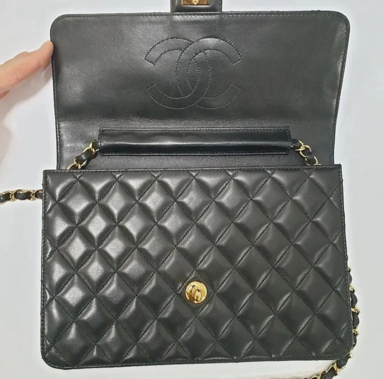 Chanel Vintage Black Lambskin Classic Flap Bag Pour femmes en vente