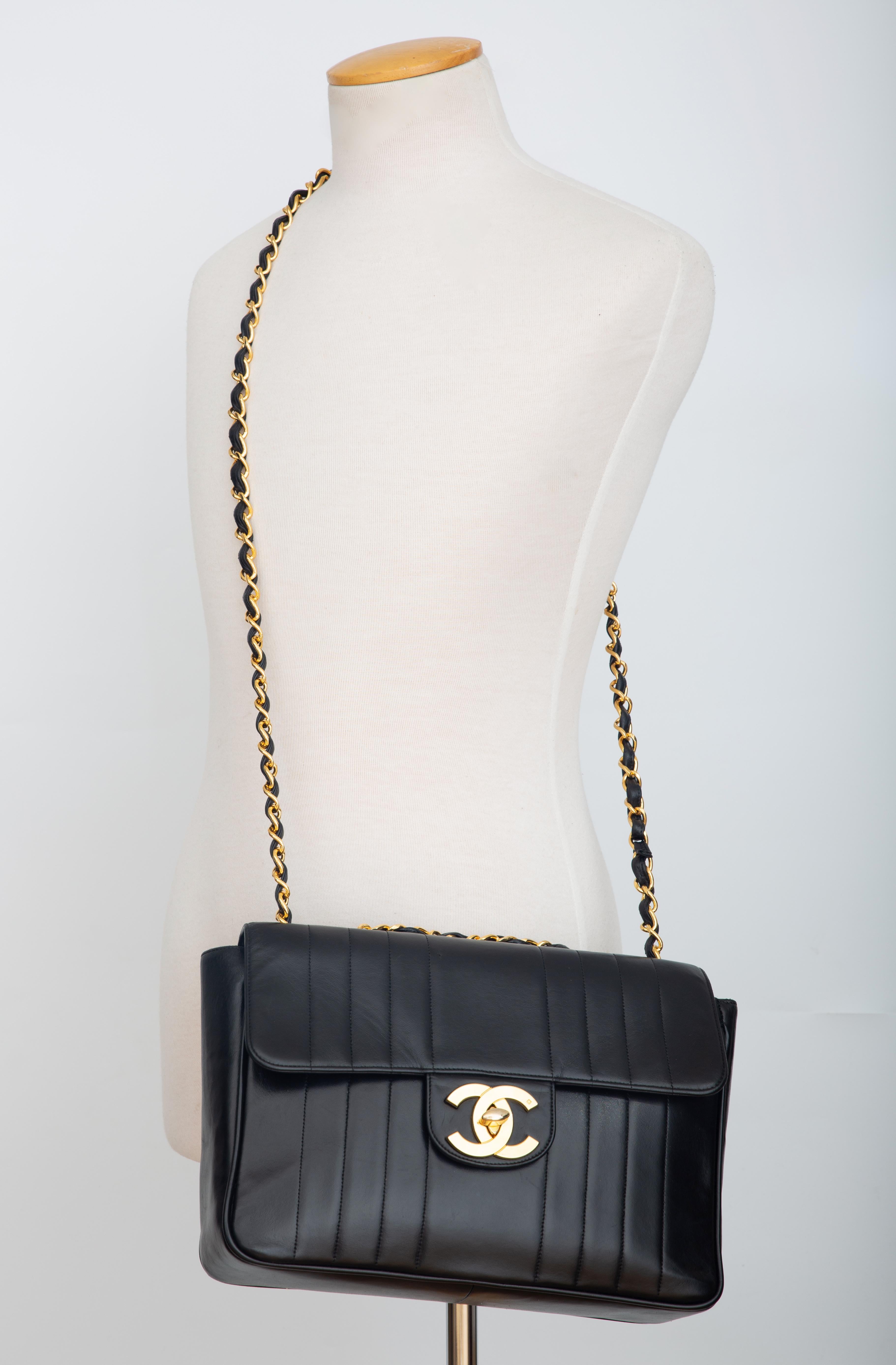 CHANEL Vintage Jumbo-Klappentasche aus schwarzem Lammfell 5