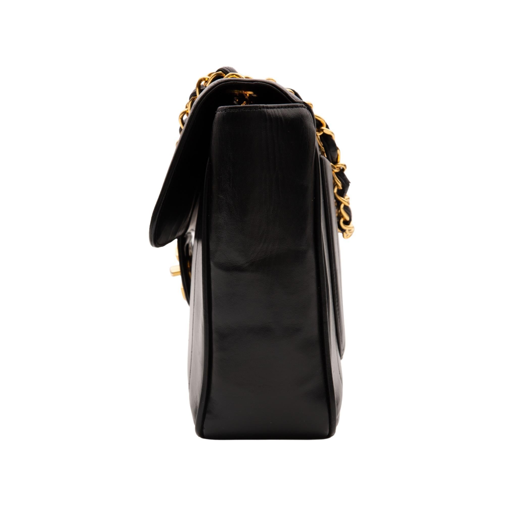 CHANEL Vintage Jumbo-Klappentasche aus schwarzem Lammfell (Schwarz)