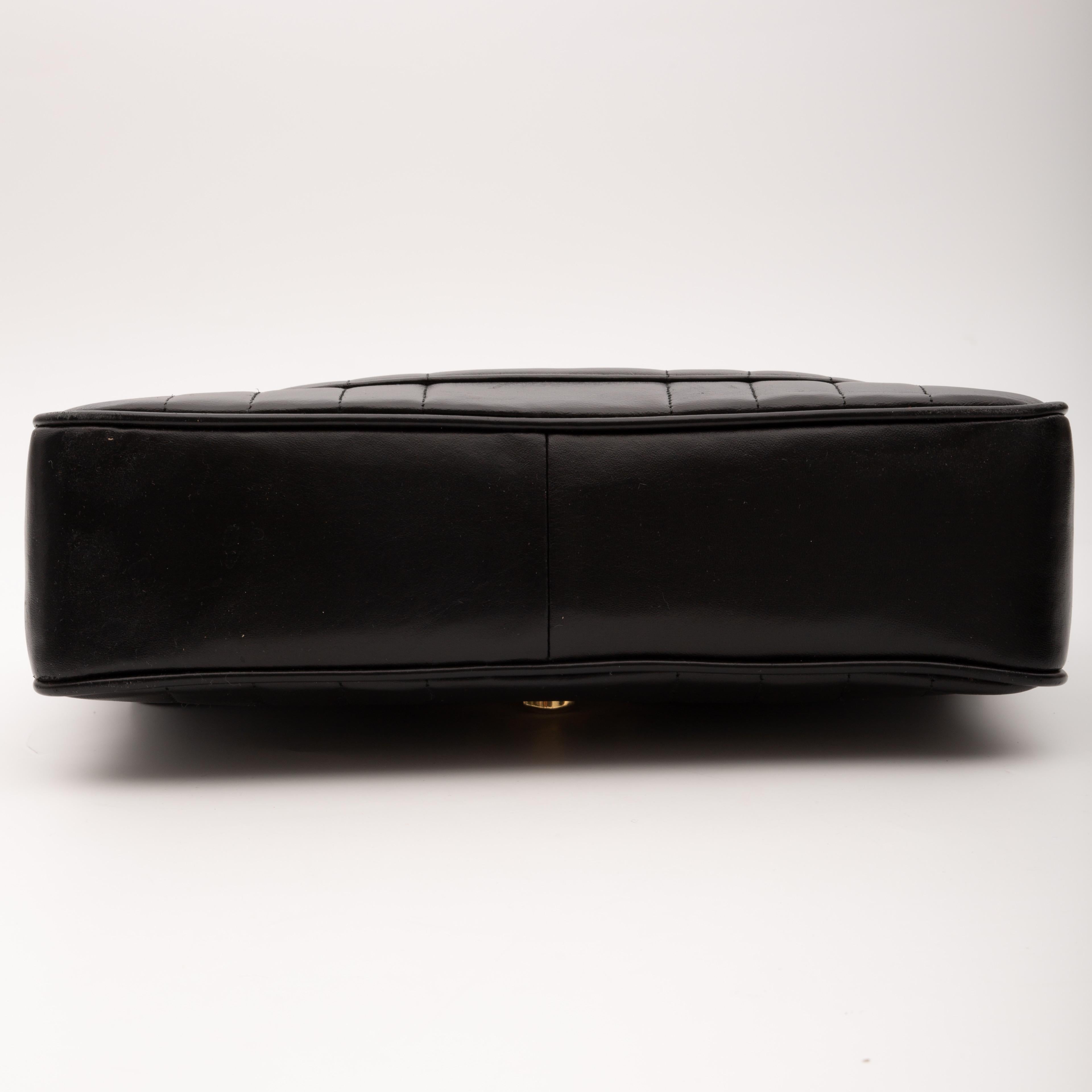 CHANEL Vintage Jumbo-Klappentasche aus schwarzem Lammfell im Zustand „Gut“ in Montreal, Quebec