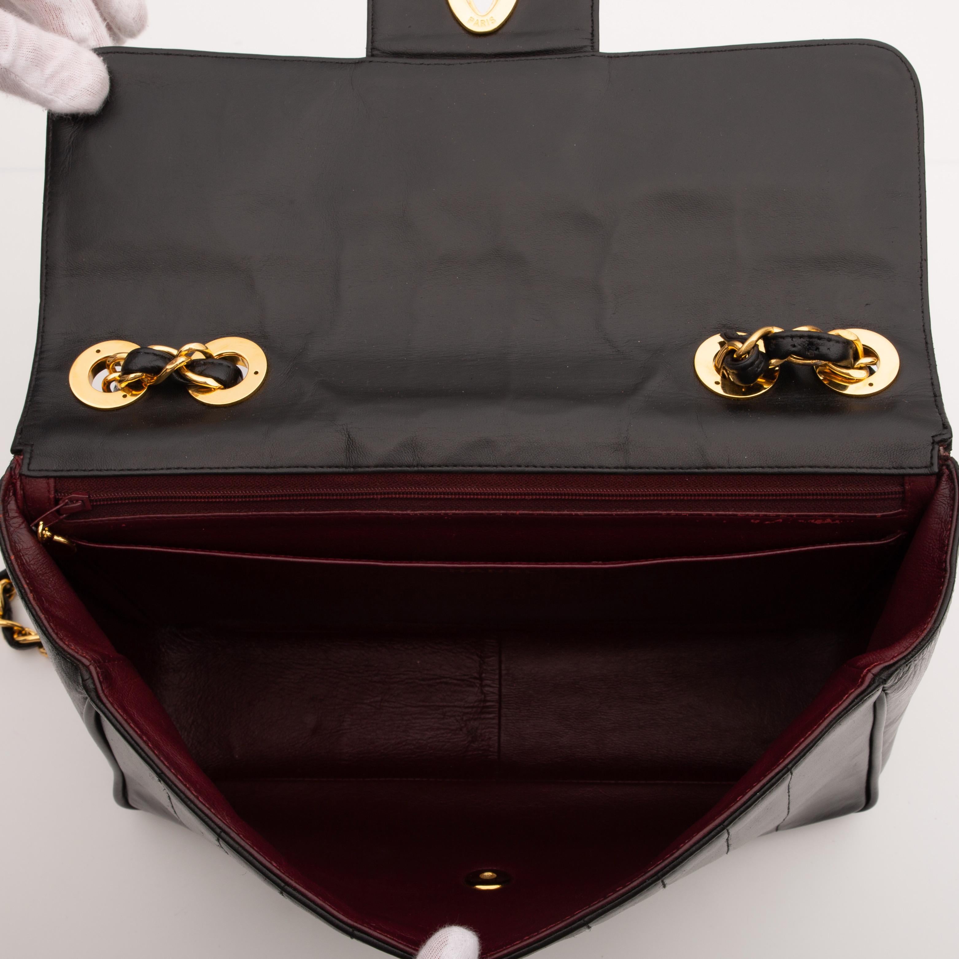 CHANEL Vintage Jumbo-Klappentasche aus schwarzem Lammfell für Damen oder Herren