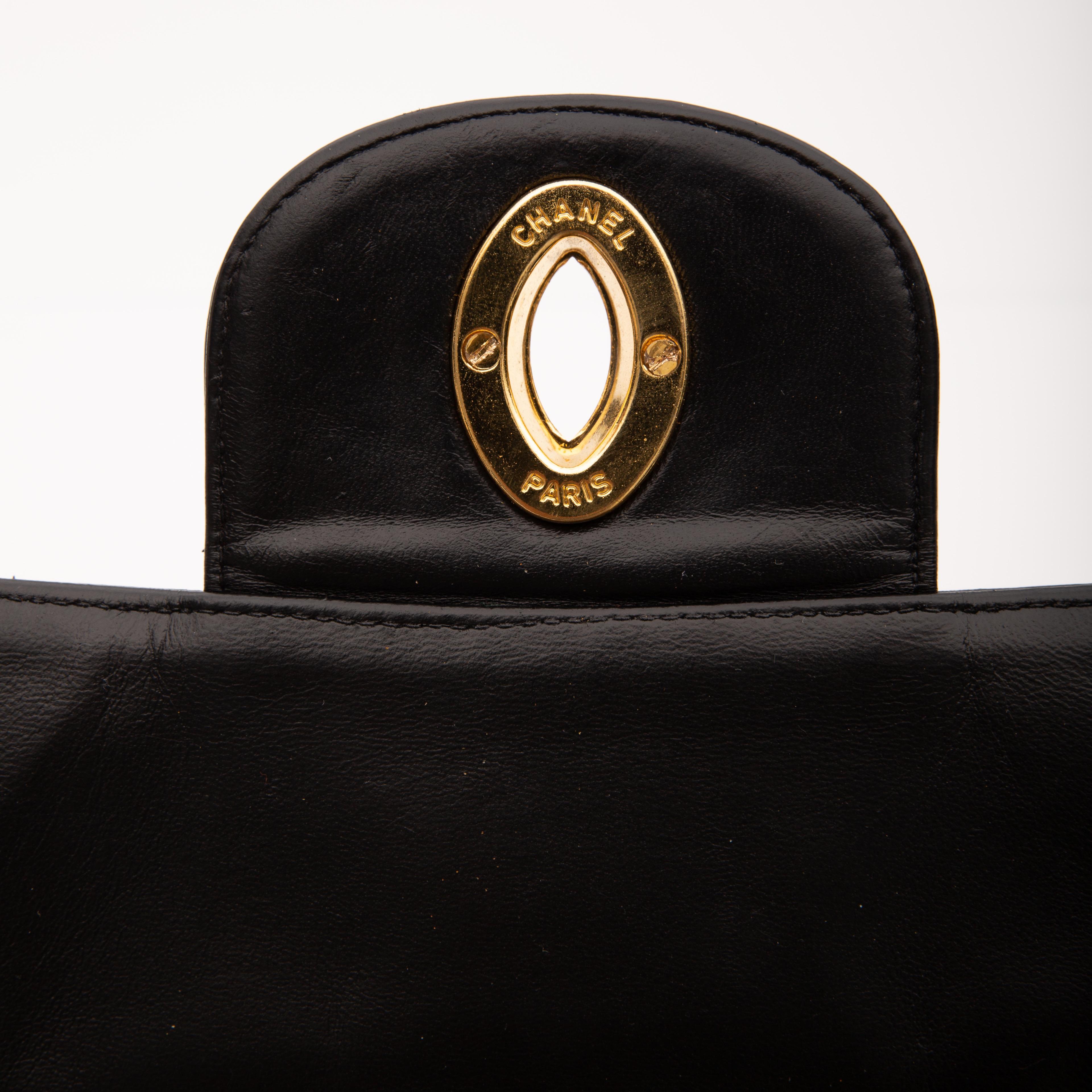 CHANEL Vintage Jumbo-Klappentasche aus schwarzem Lammfell 1