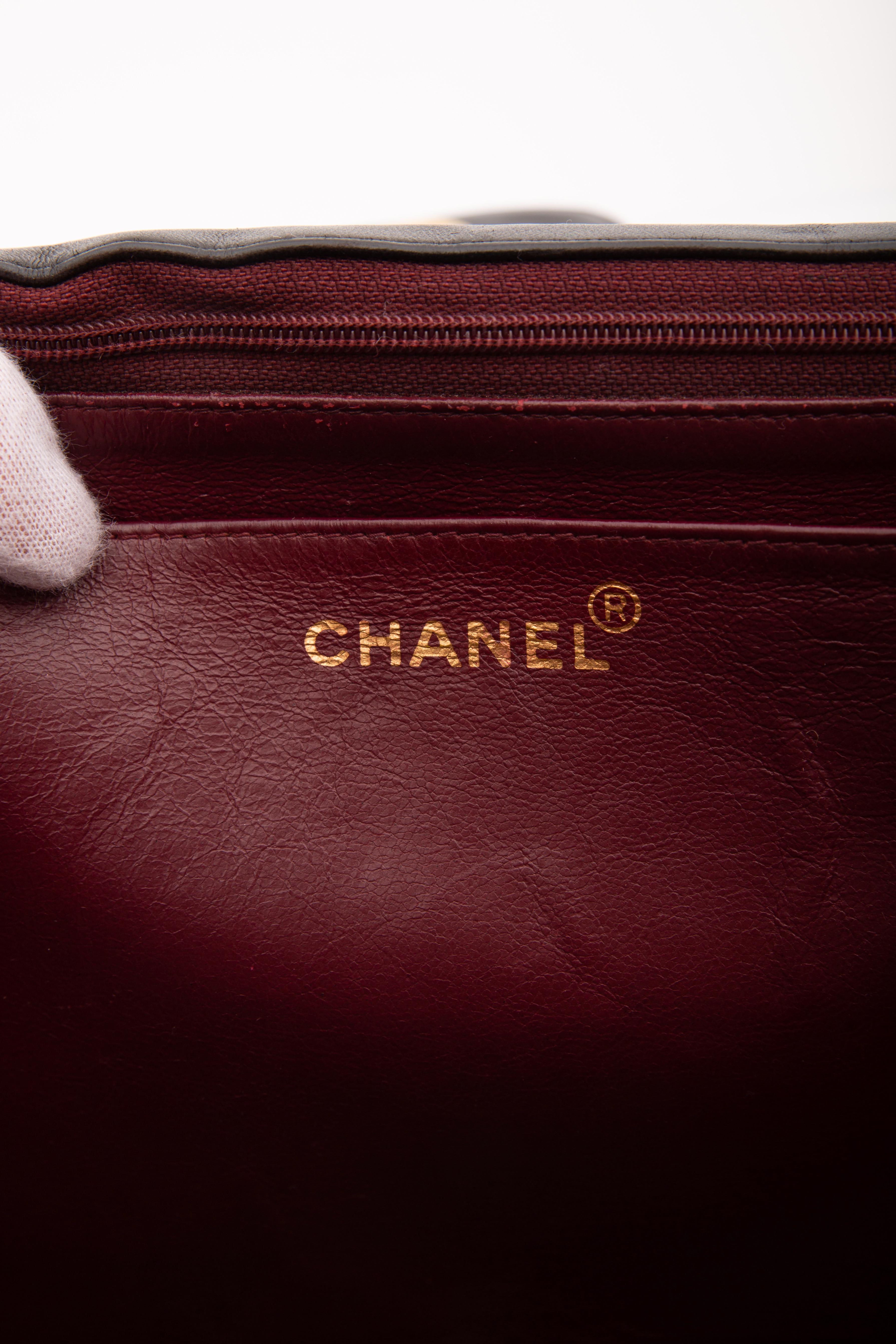 CHANEL Vintage Jumbo-Klappentasche aus schwarzem Lammfell 2