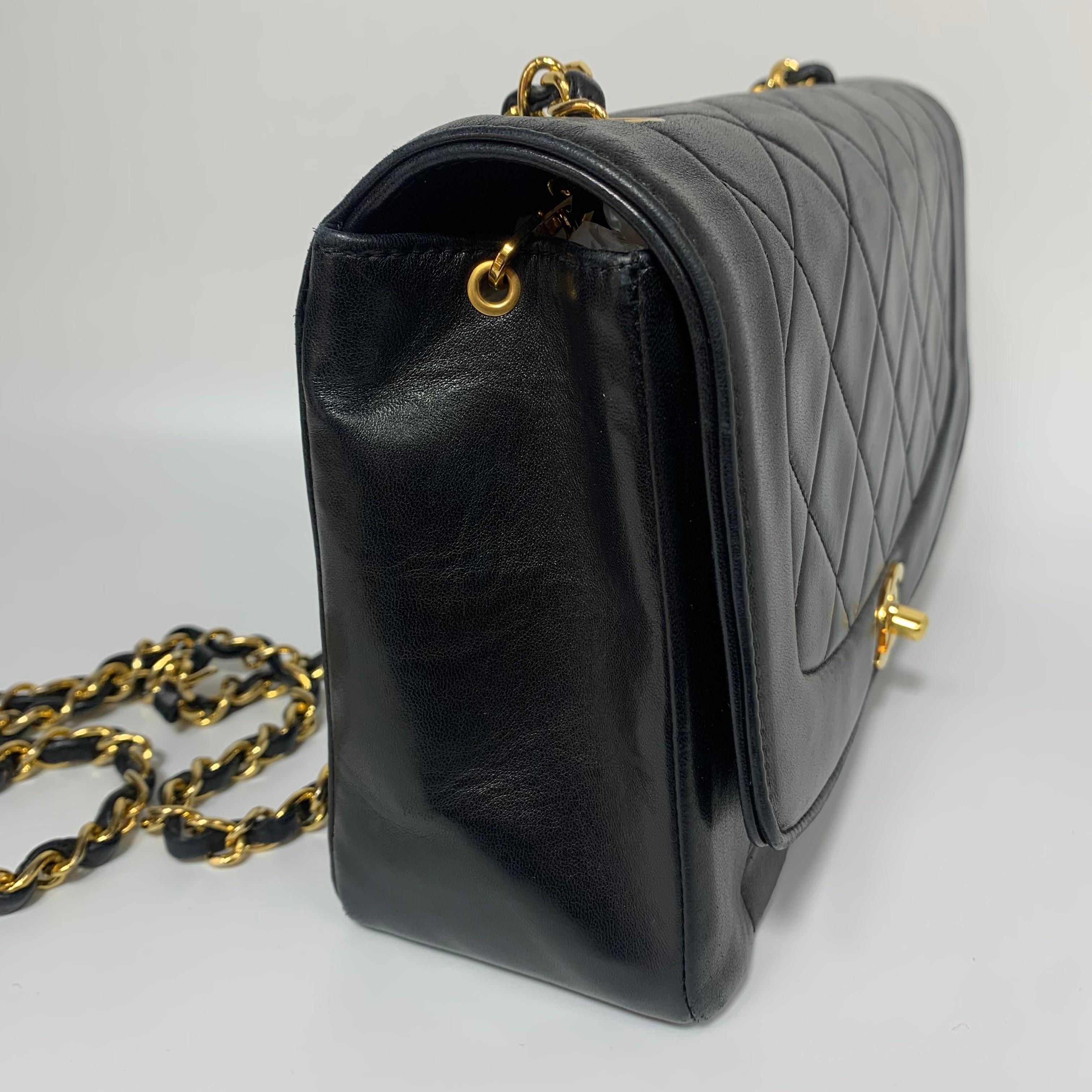 Chanel Vintage Black Lambskin Medium Diana Flap Bag With Gold Hardware In Good Condition For Sale In London, GB