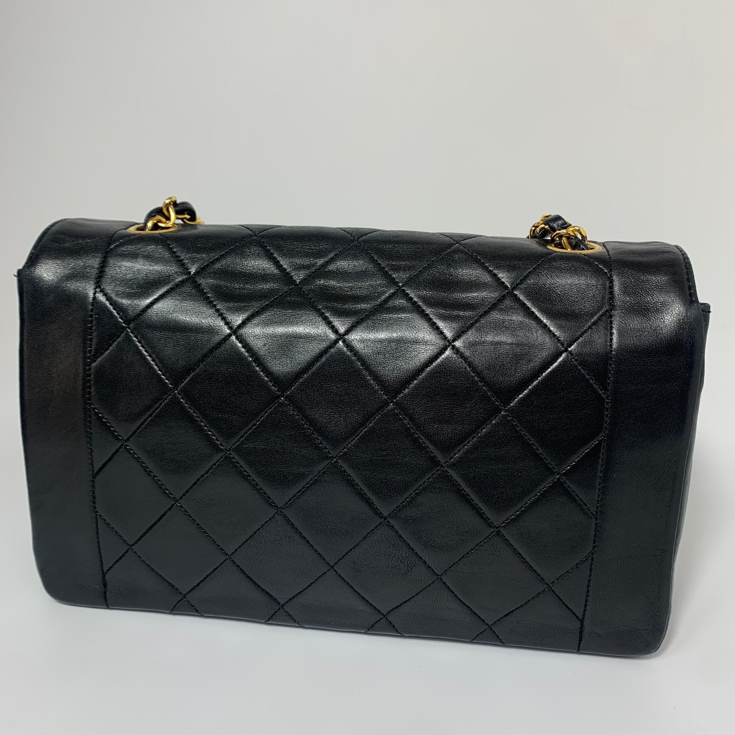 Women's or Men's Chanel Vintage Black Lambskin Medium Diana Flap Bag With Gold Hardware For Sale