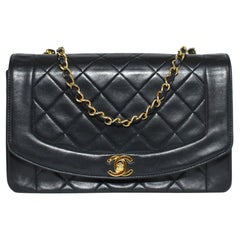 Chanel Vintage Bolso Solapa Diana Mediano De Piel De Cordero Negro Con Herrajes Dorados