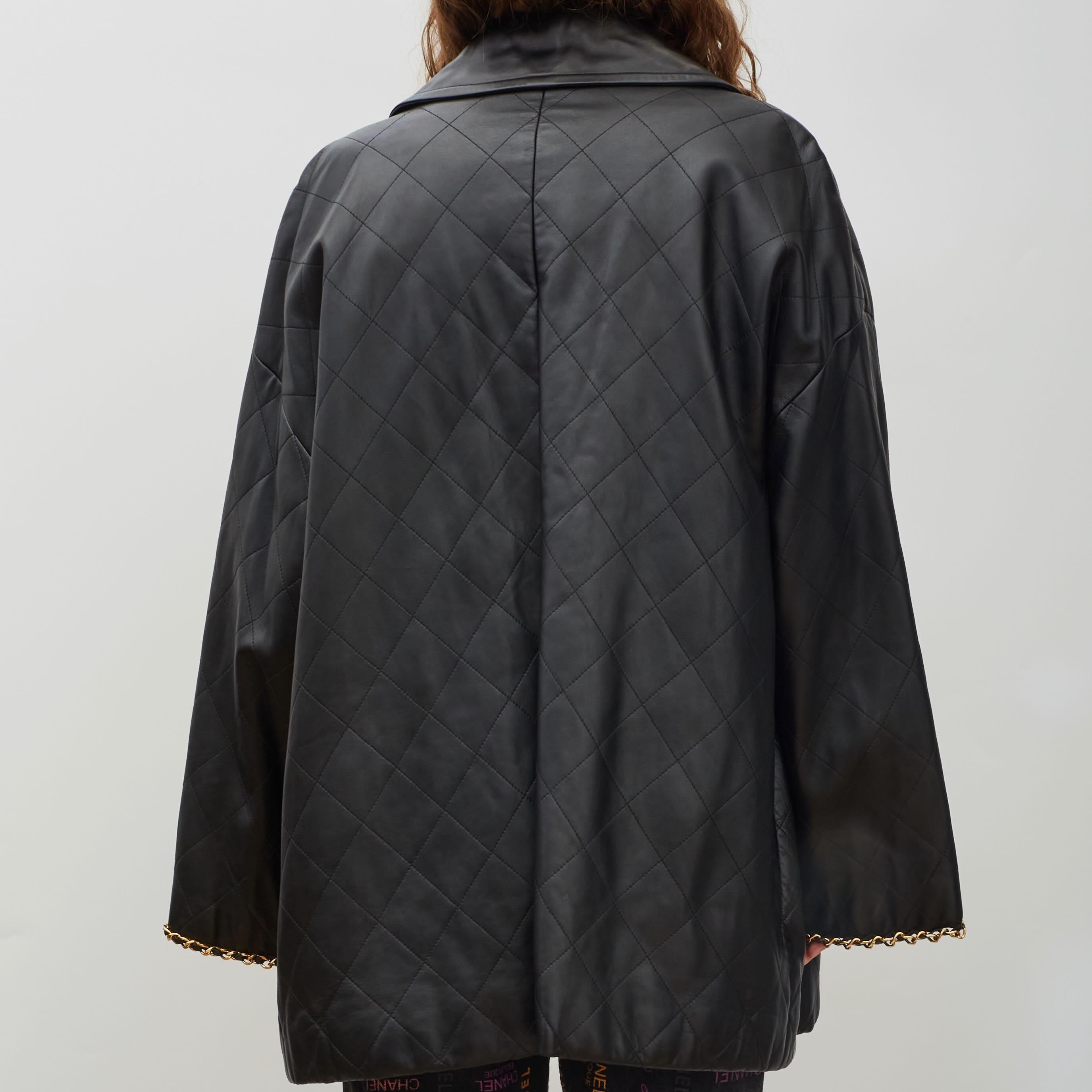 Chanel Vintage Black Lambskin Quilted Leather Swing Coat (FR44  Large) In Good Condition For Sale In Montreal, Quebec