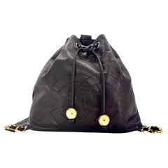 Sac à dos vintage Chanel en cuir d'agneau noir, modèle CC intemporel, avec cordon de serrage et finitions dorées