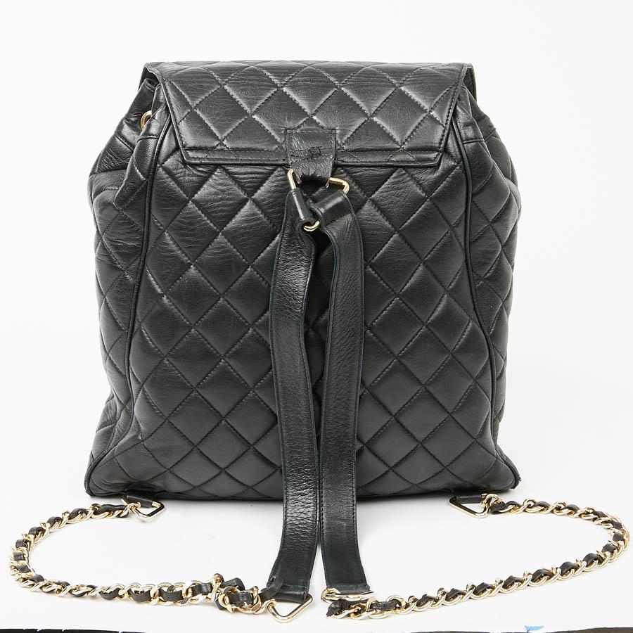 Unmissable backpack, Vintage Chanel in black quilted leather. Very sought-after piece from the 80s. Large model with wide flap lined in leather. The interior is in burgundy leather with a zipped pocket. The jewelry is golden.
It has no hologram. In