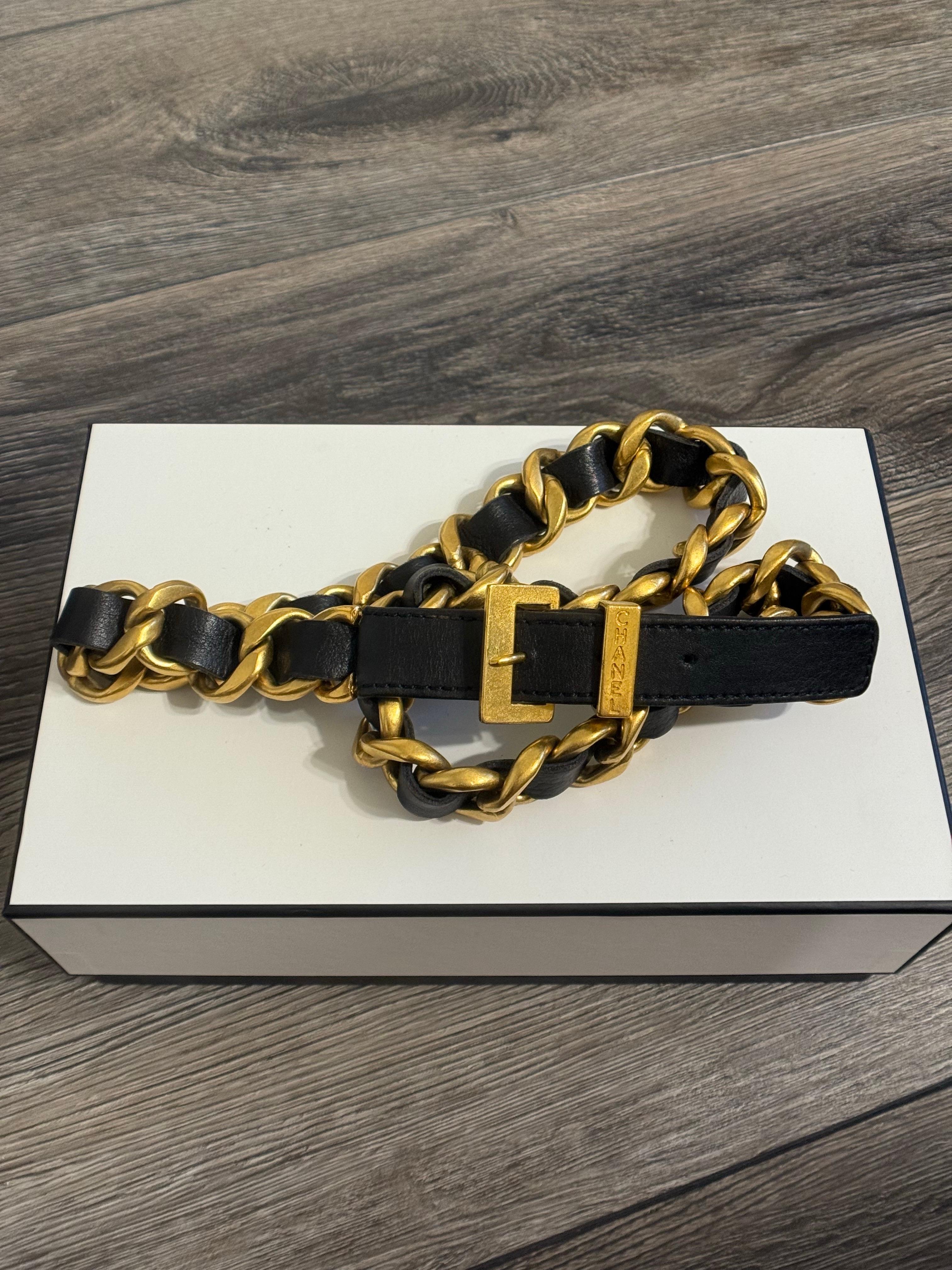 Beautiful vintage Chanel leather-and-chain belt, finished with an equally bold square-shaped buckle, with the brand's name engraved in detail
Made in France
1993 collection
Very condition overall aside from light wear and scratches throughout