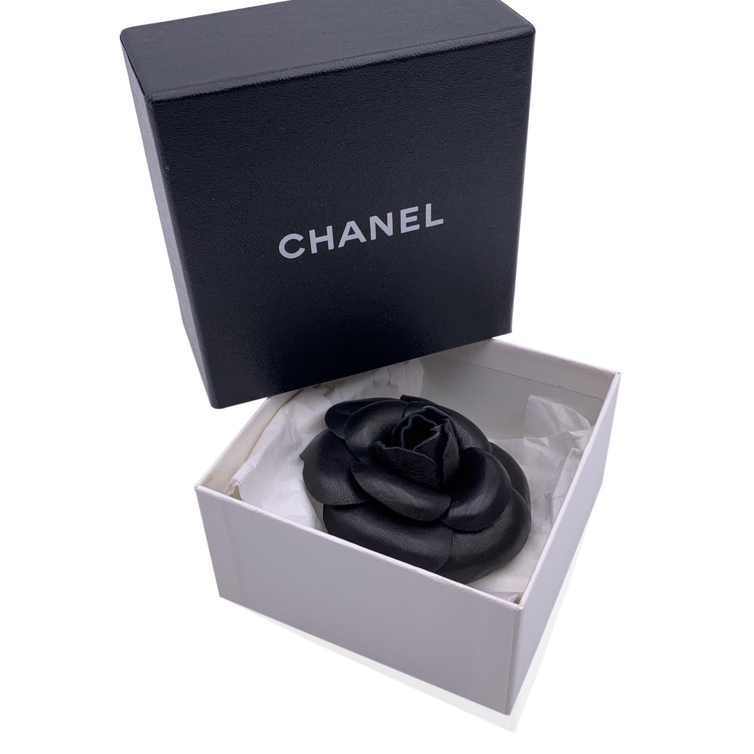 Chanel Vintage Camelia Camellia Flower Pin Brooch. Black leather petals. Safety pin closure. Diameter: 3.5 inches - 8.9 cm. 'CHANEL - CC - Made in France' oval tab on the back

Condition

A - EXCELLENT

Gently used. Chanel box included. Please check
