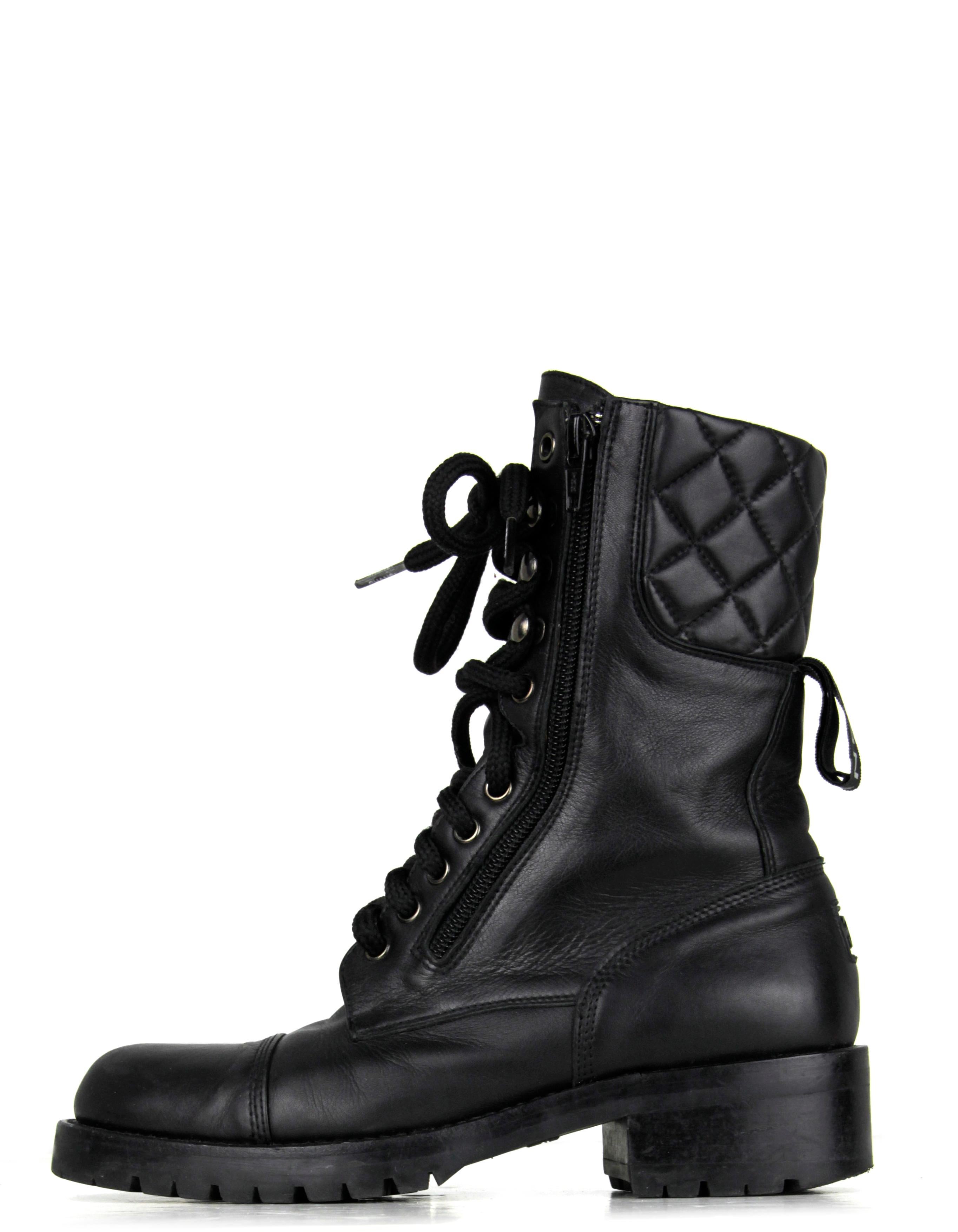 Chanel Vintage Schwarzes Leder Schnürstiefel Combat Stiefel. Mit gestepptem Detail und CC-Detail und CHANEL-Zug hinten am Stiefel

Hergestellt in: Spanien
Farbe: Schwarz
Materialien: Leder
Verschluss/Öffnung: Schnürung und doppelseitige