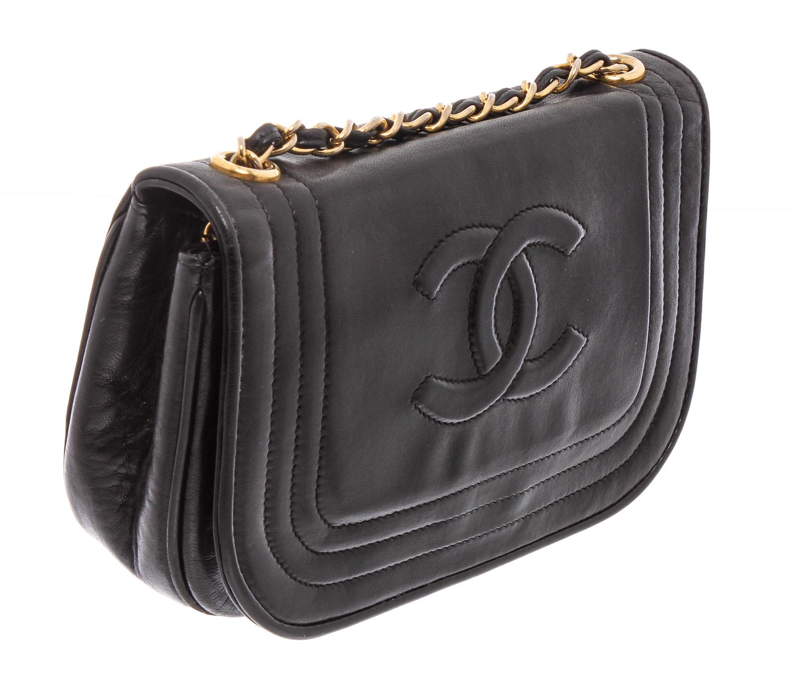 Black leather Chanel Vintage CC half moon shoulder bag with gold-tone hardware, single woven chain and leather shoulder strap, black leather lining, one zip pocket at interior wall and overall flap with button snap closure.

21445MSC