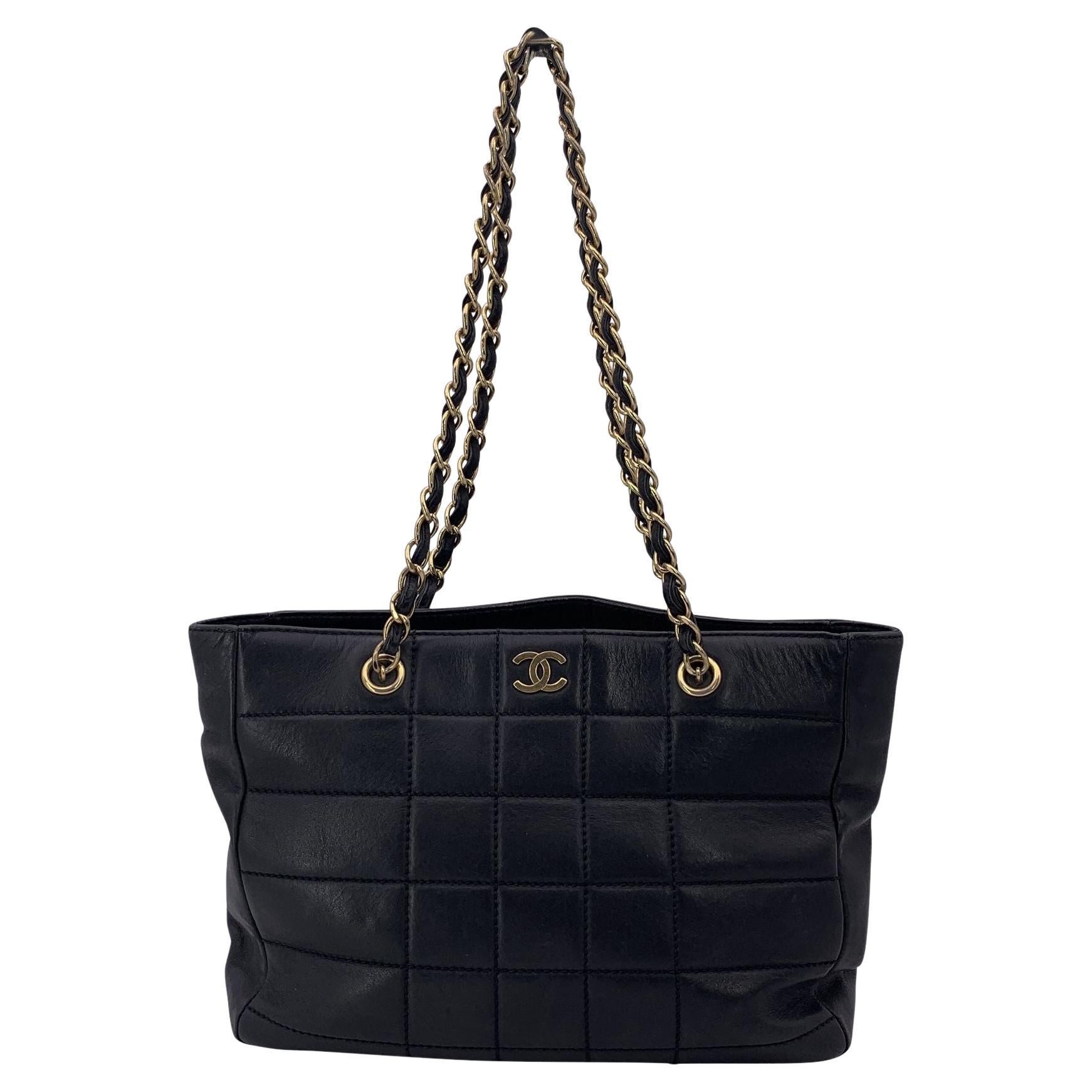 Chanel Vintage Bolso de hombro Tote acolchado de cuero negro con barra de chocolate en venta