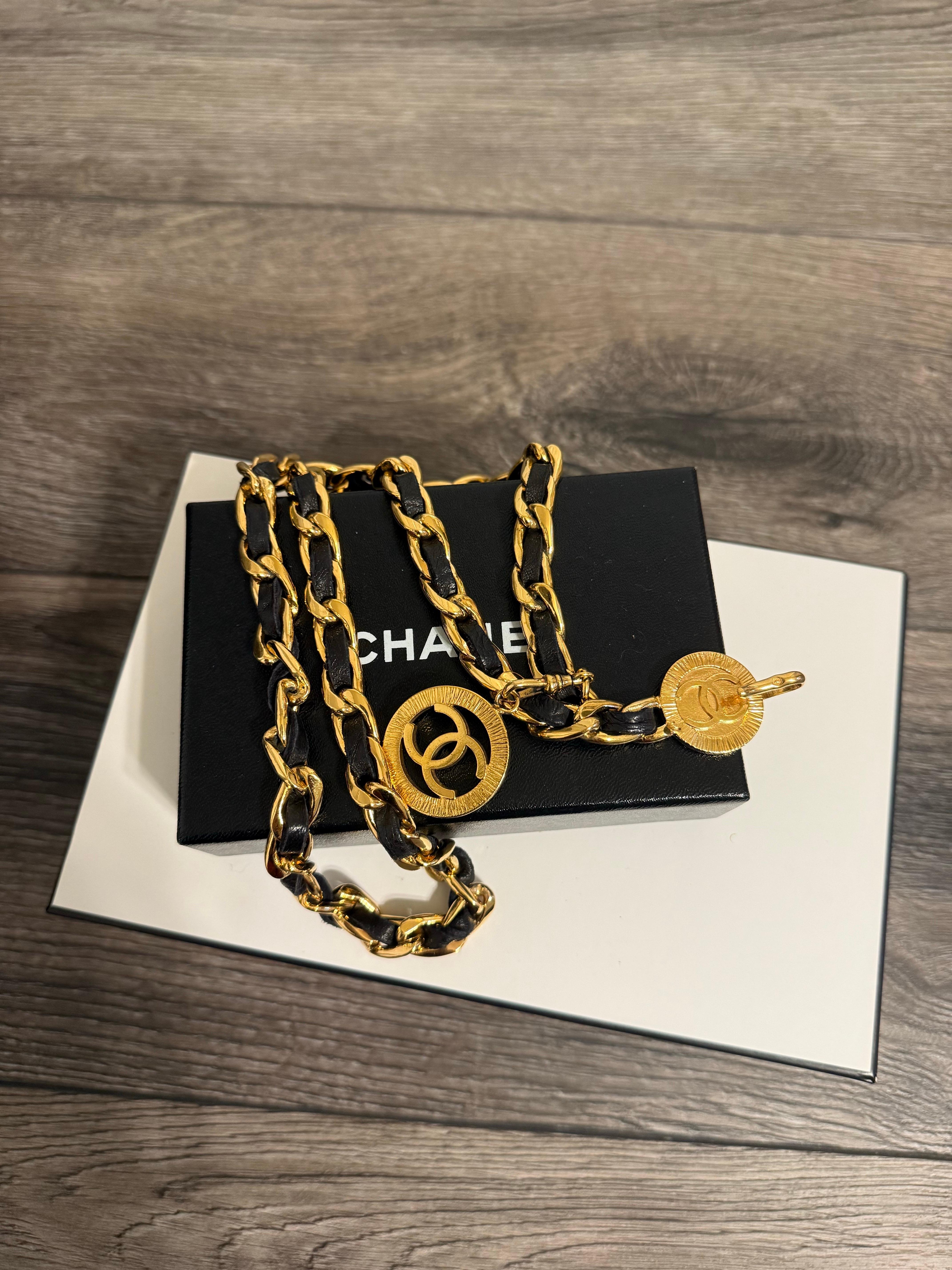 Vintage Chanel CC Coin Logo Leather Chain belt which can also be stylled as a necklace (ceinture en cuir avec logo en forme de pièce de monnaie qui peut également être utilisée comme collier)
100% authentique
Fabriqué en France
Plaqué or,