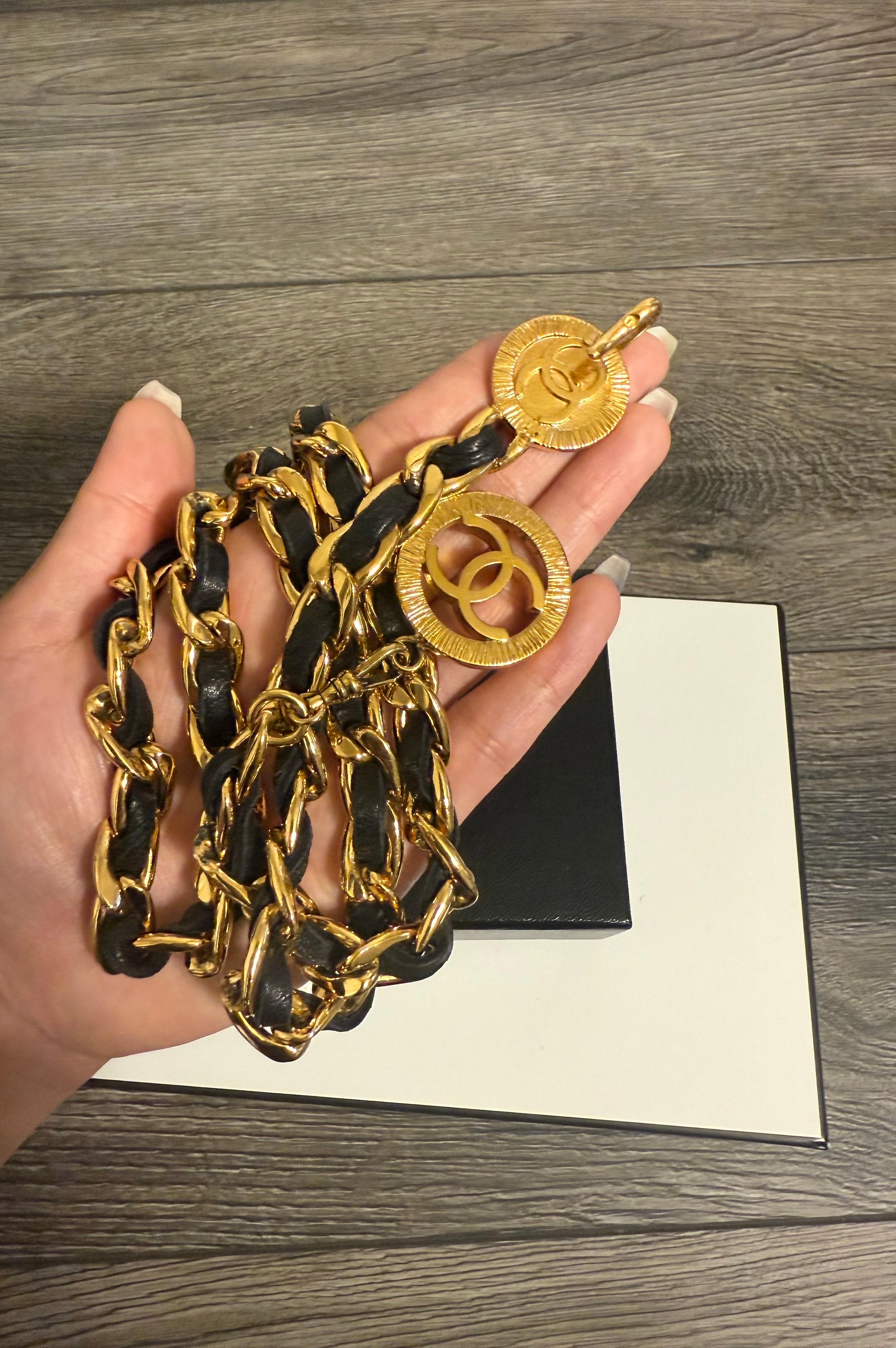 Noir CHANEL Vintage Ceinture/collier en cuir noir doré avec logo CC en vente