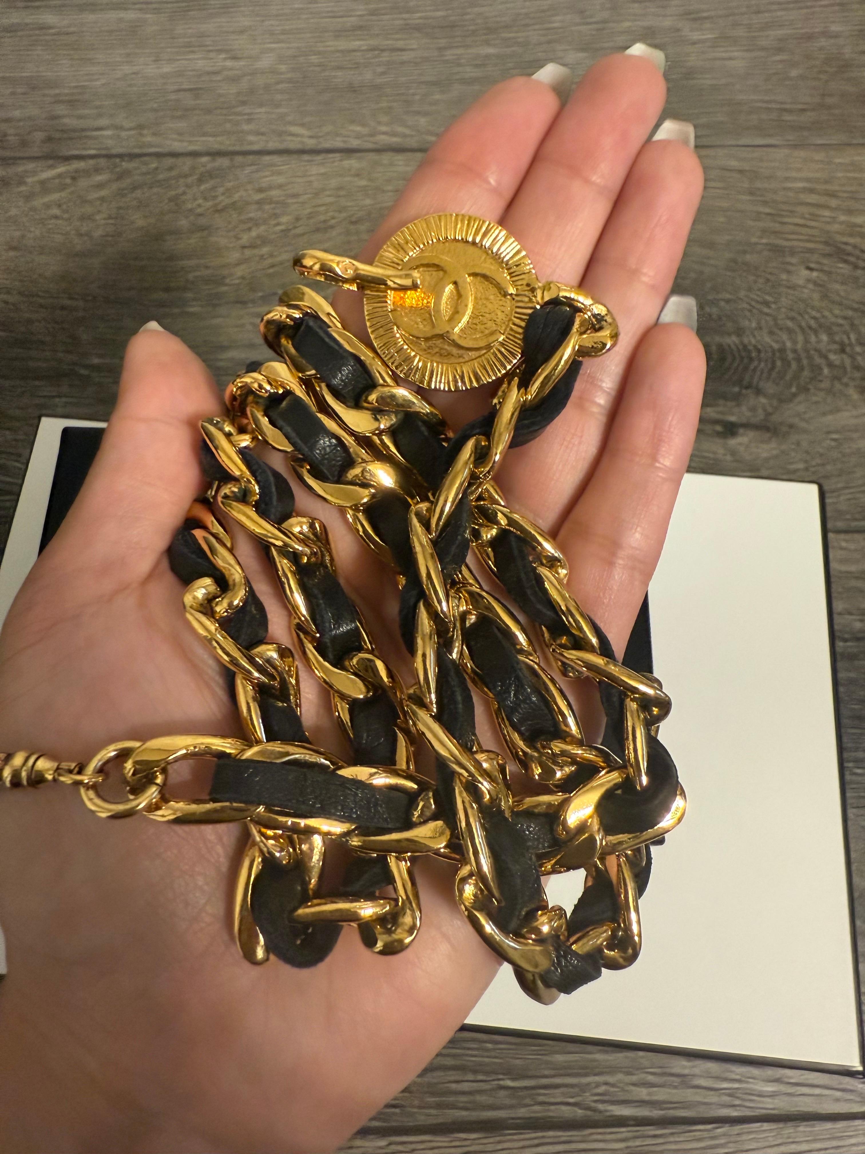 CHANEL Vintage Ceinture/collier en cuir noir doré avec logo CC Bon état - En vente à Bellevue, WA
