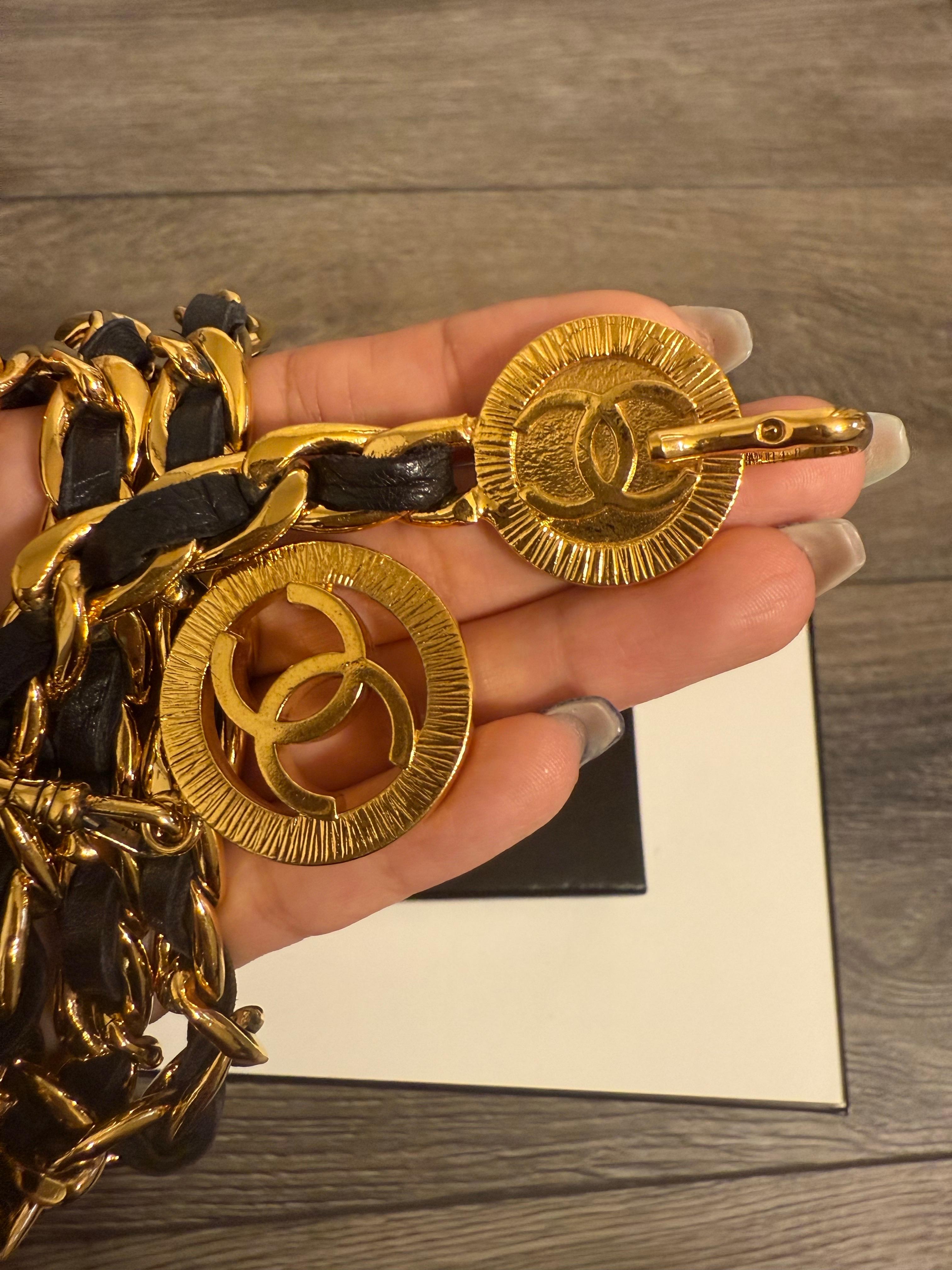 CHANEL Vintage Ceinture/collier en cuir noir doré avec logo CC Unisexe en vente