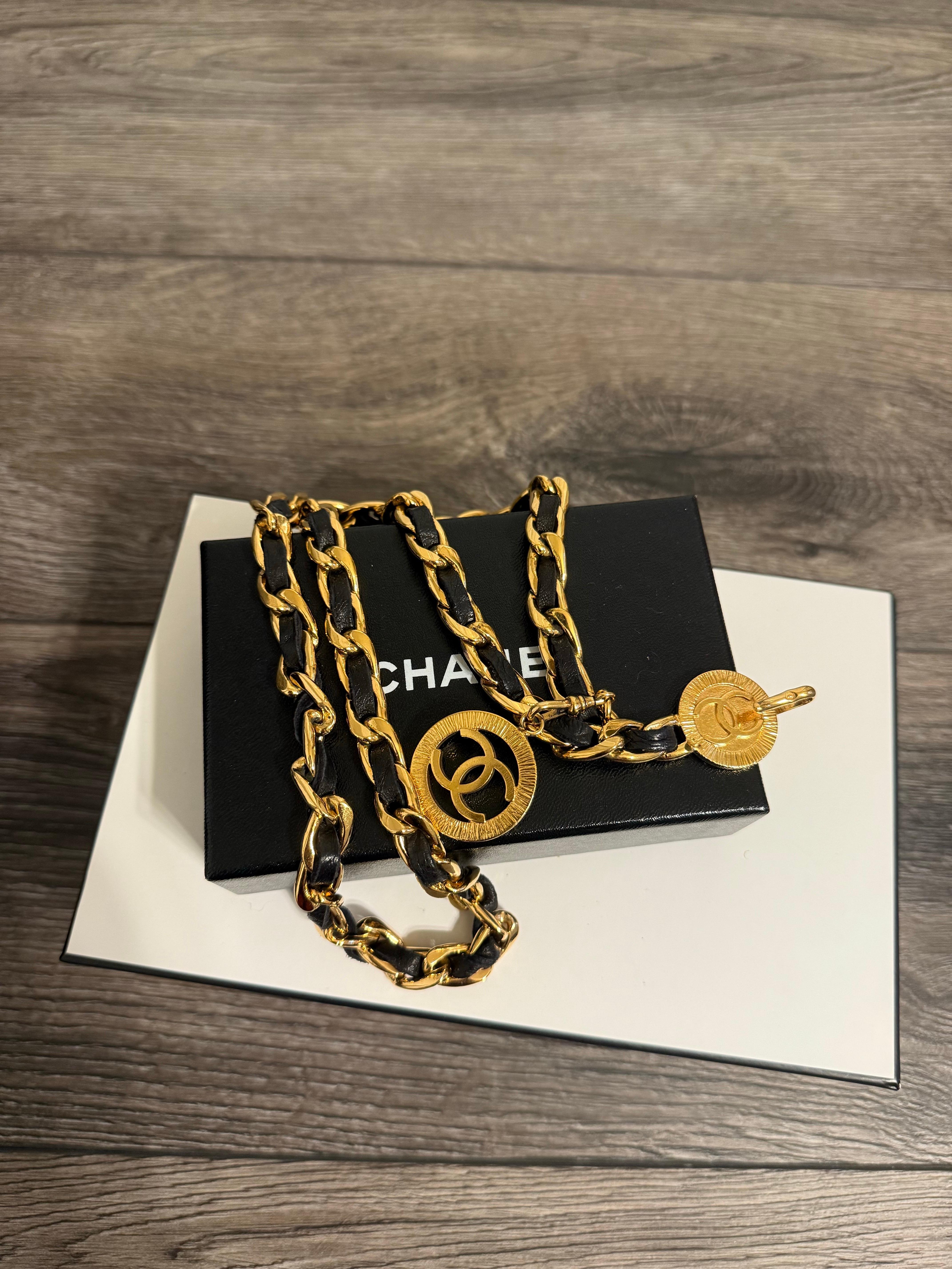 CHANEL Vintage Ceinture/collier en cuir noir doré avec logo CC en vente 1