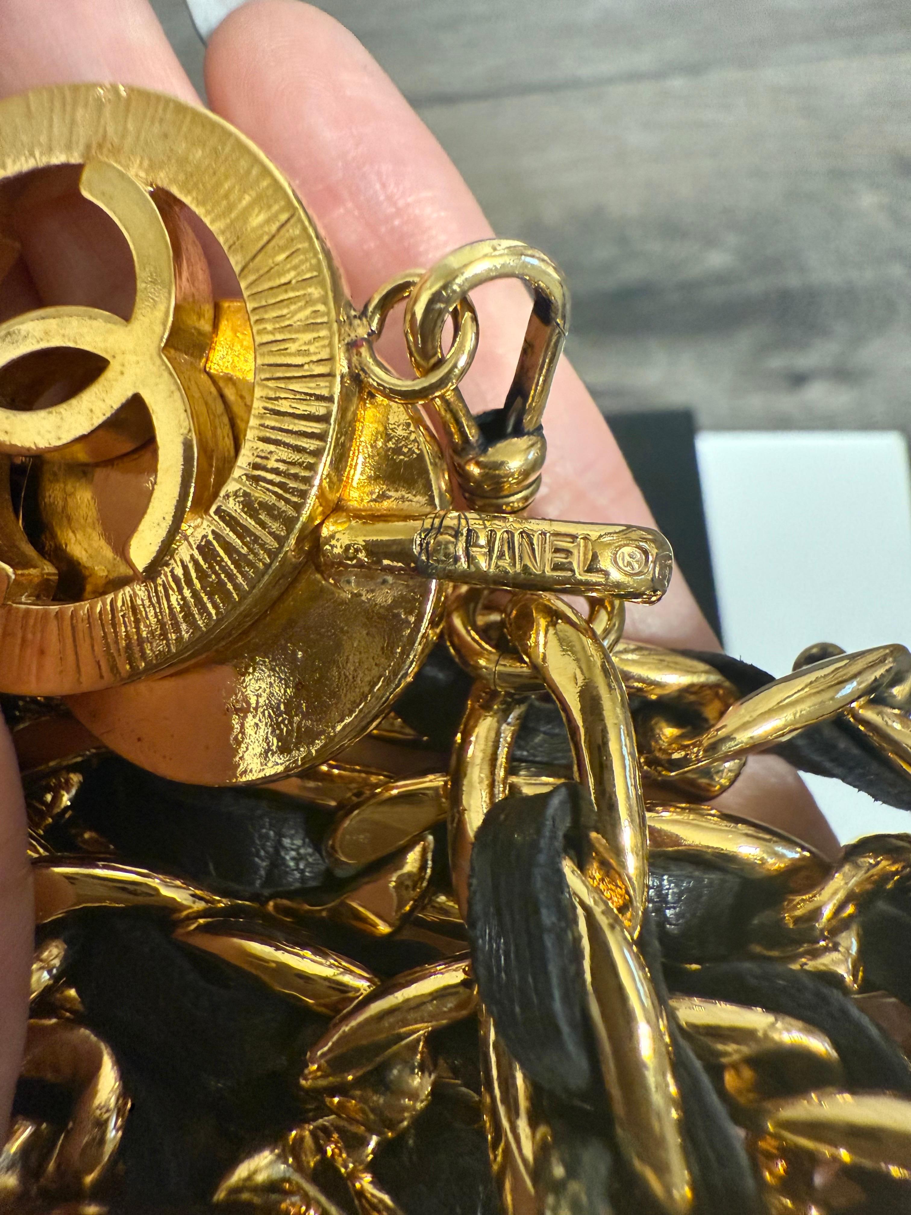 CHANEL Vintage Ceinture/collier en cuir noir doré avec logo CC en vente 2