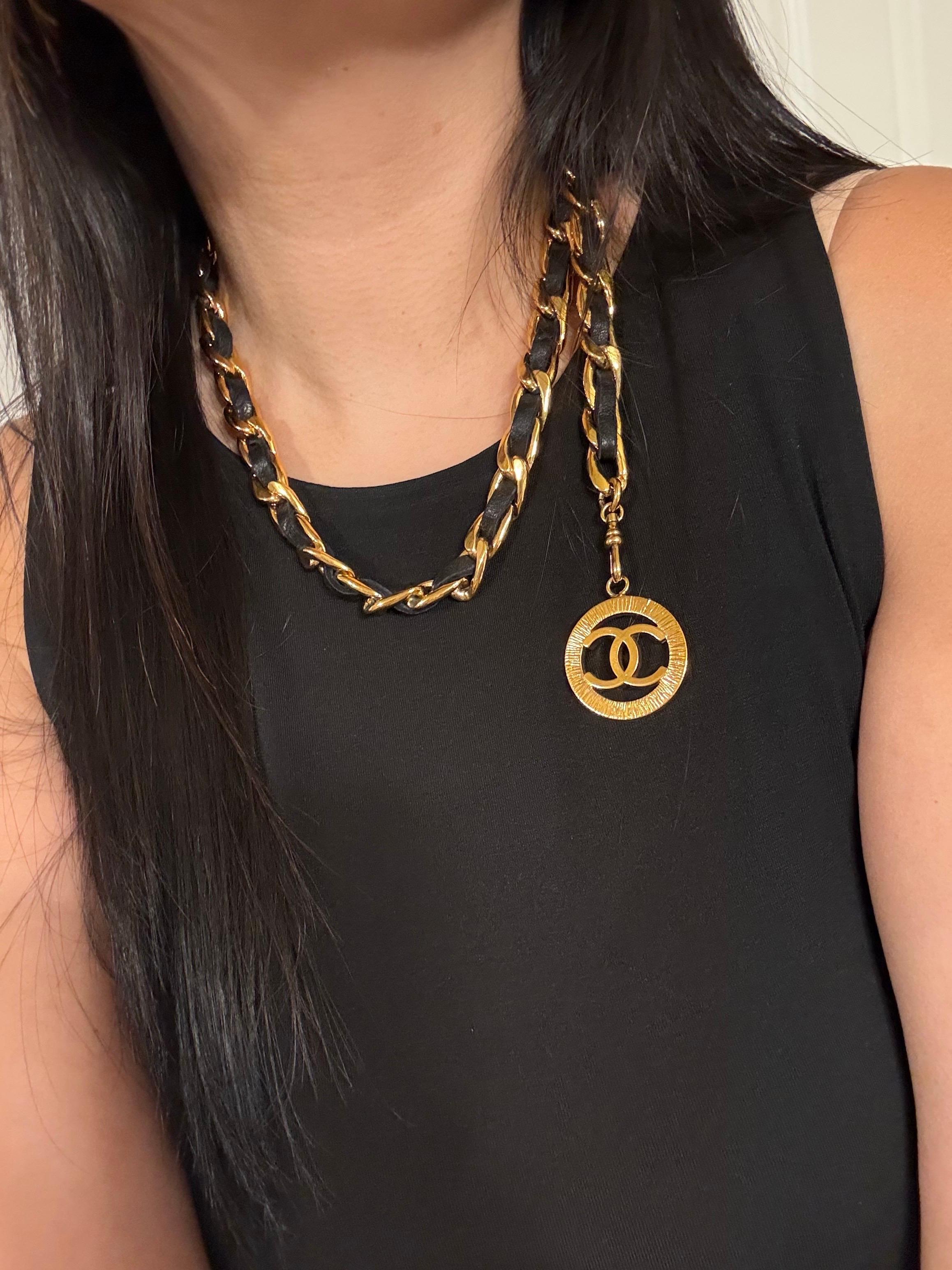 CHANEL Vintage Ceinture/collier en cuir noir doré avec logo CC en vente 3