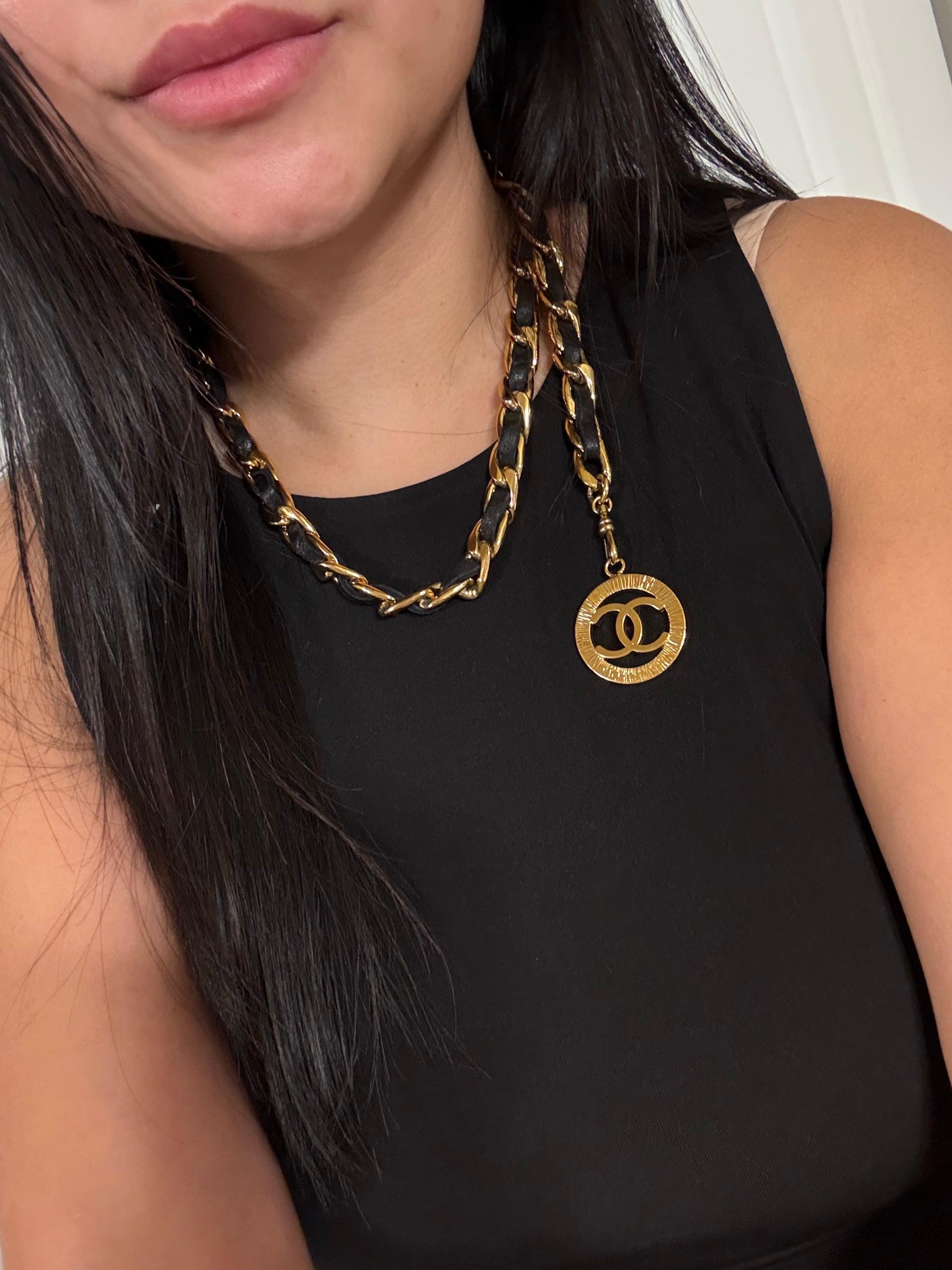 CHANEL Vintage Ceinture/collier en cuir noir doré avec logo CC en vente 4