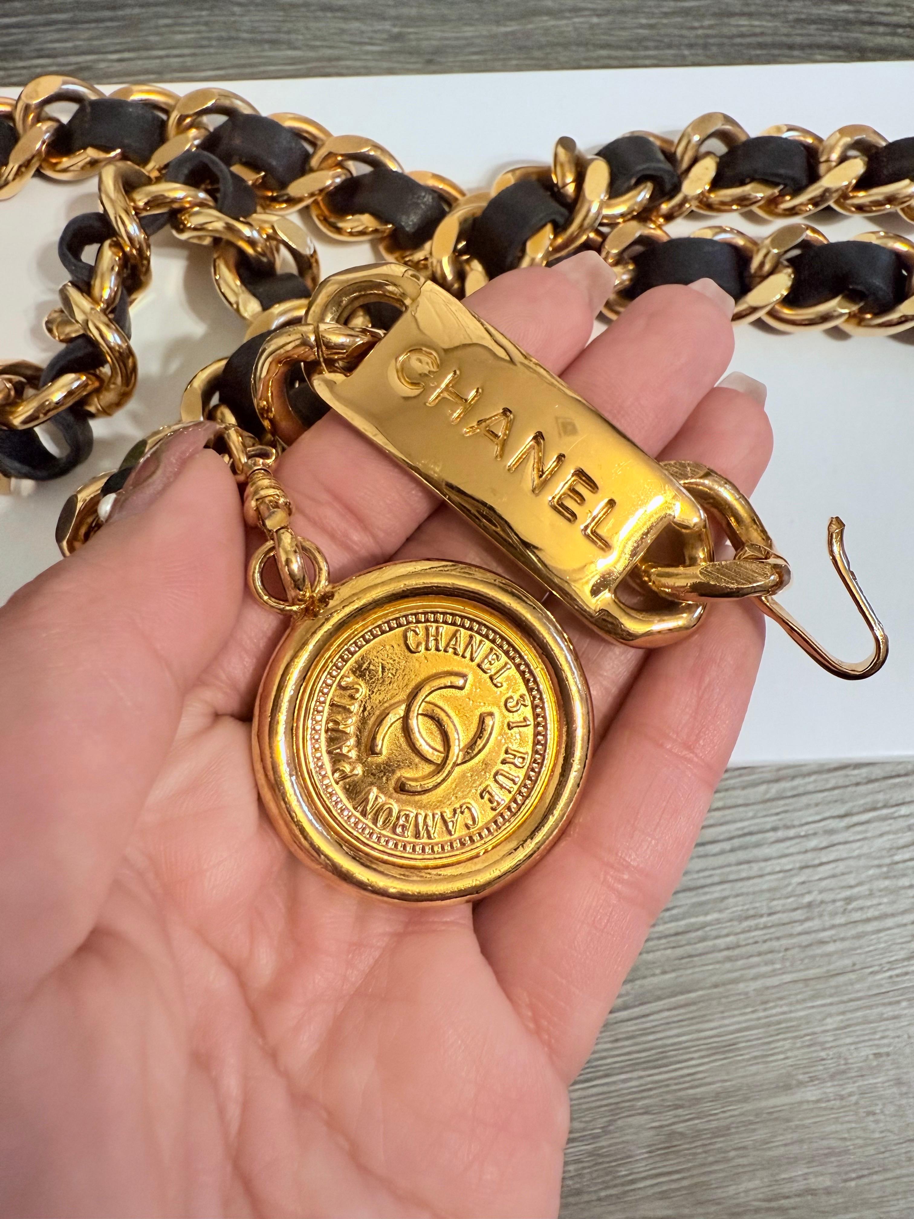 Marron CHANEL Vintage Collier/Courroie CC en cuir noir et maillons de chaîne dorés en vente
