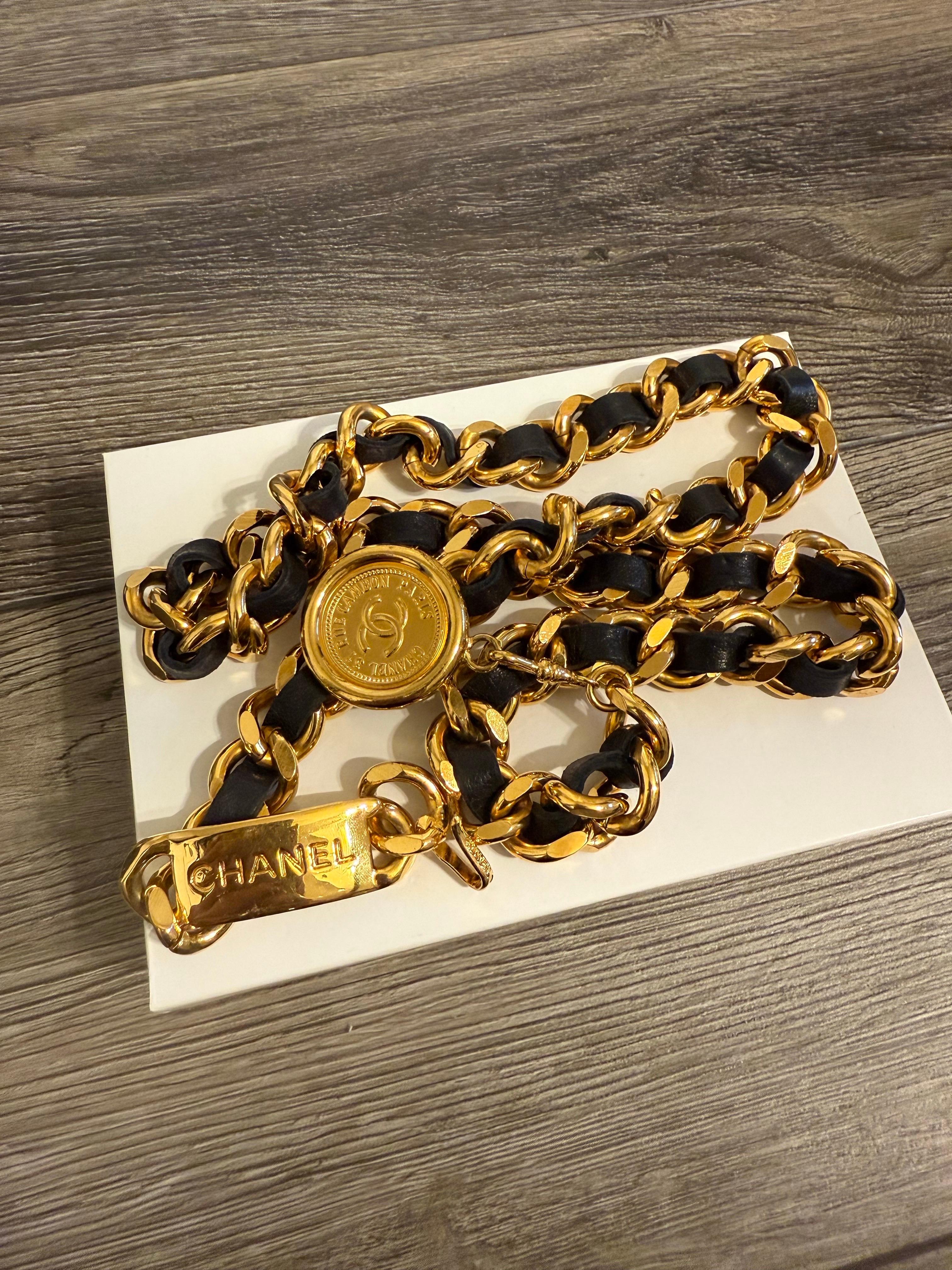 CHANEL Vintage Collier/Courroie CC en cuir noir et maillons de chaîne dorés Bon état - En vente à Bellevue, WA