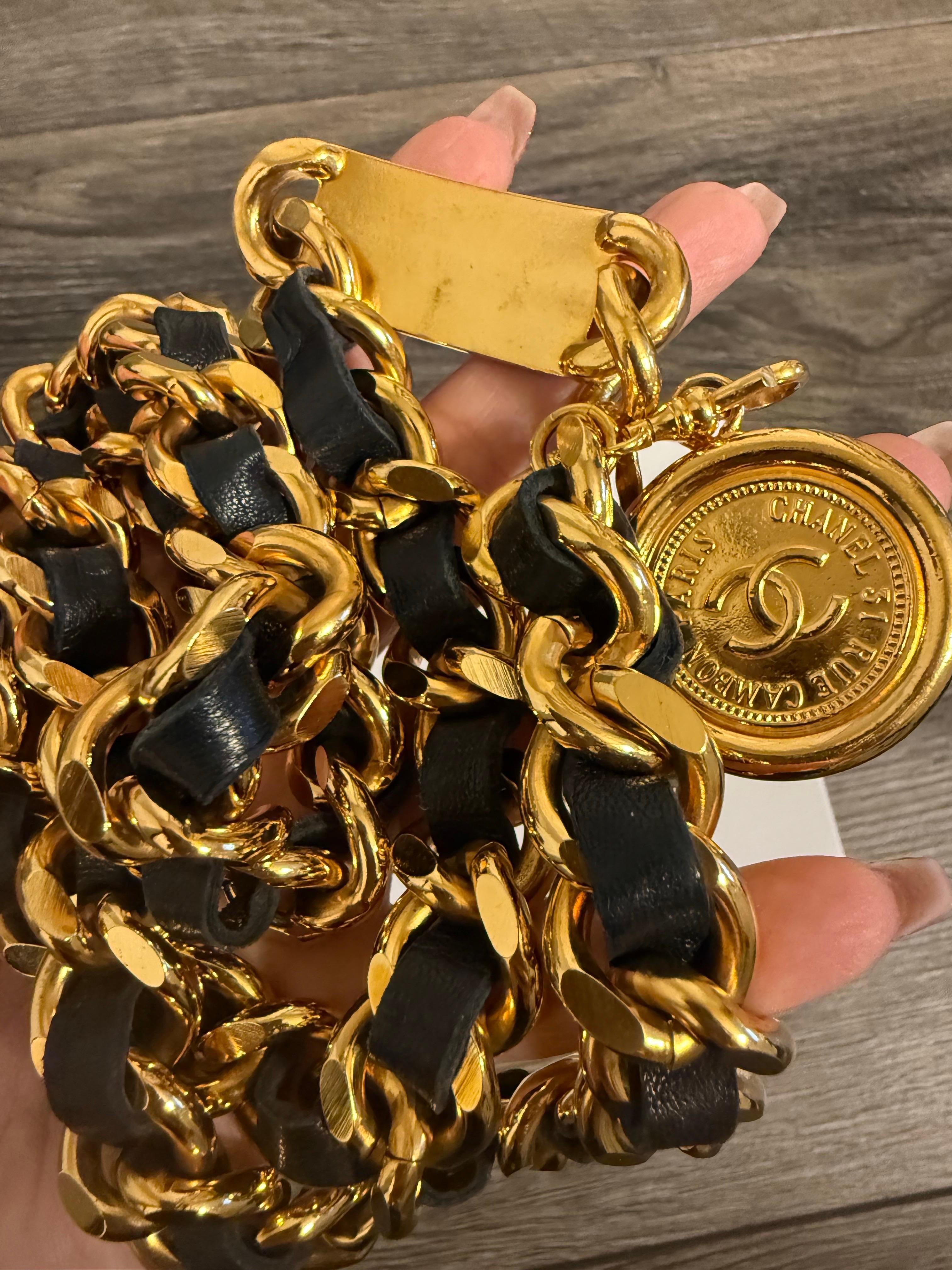 CHANEL Vintage Collier/Courroie CC en cuir noir et maillons de chaîne dorés Unisexe en vente