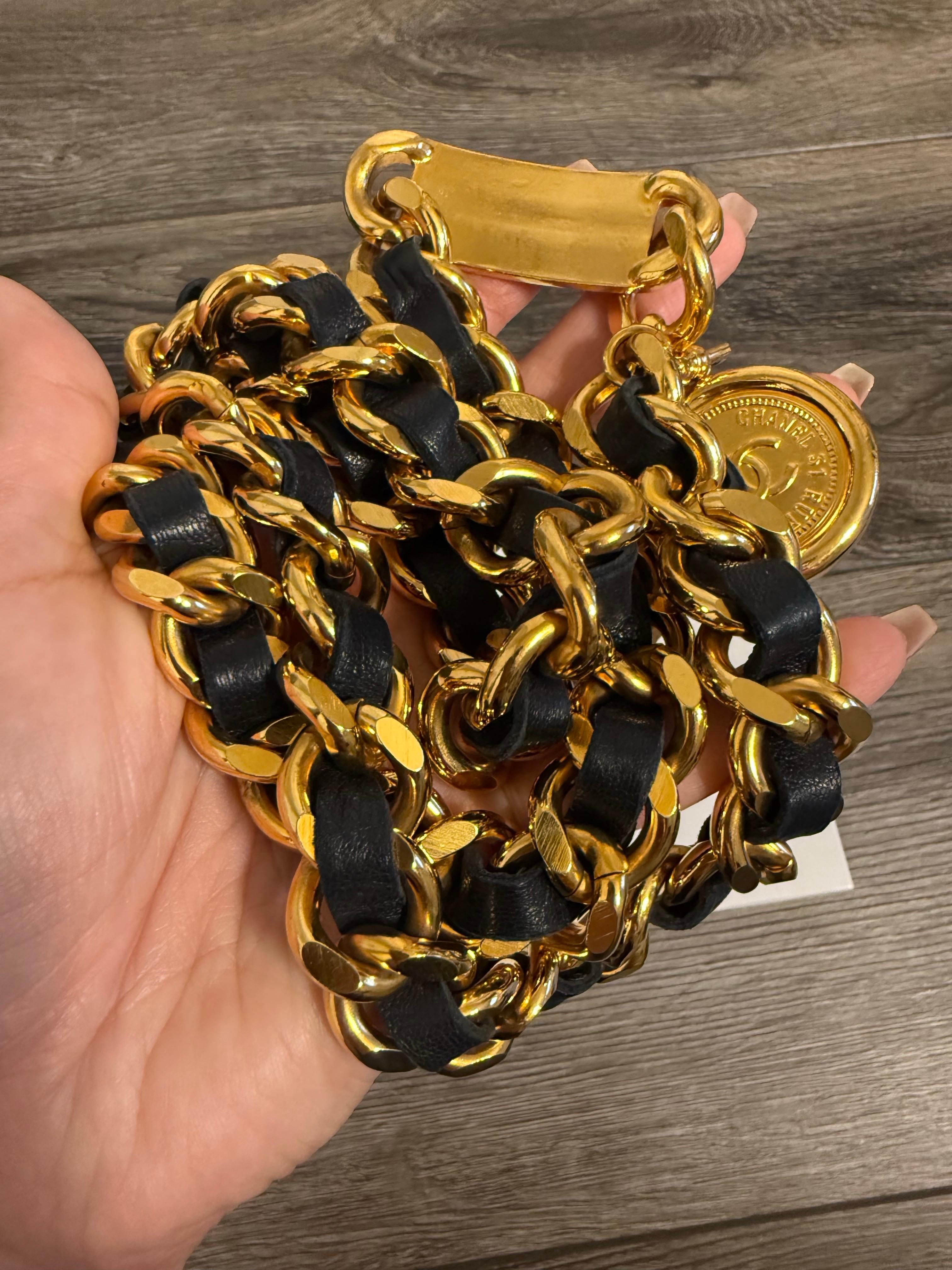 CHANEL Vintage Collier/Courroie CC en cuir noir et maillons de chaîne dorés en vente 1