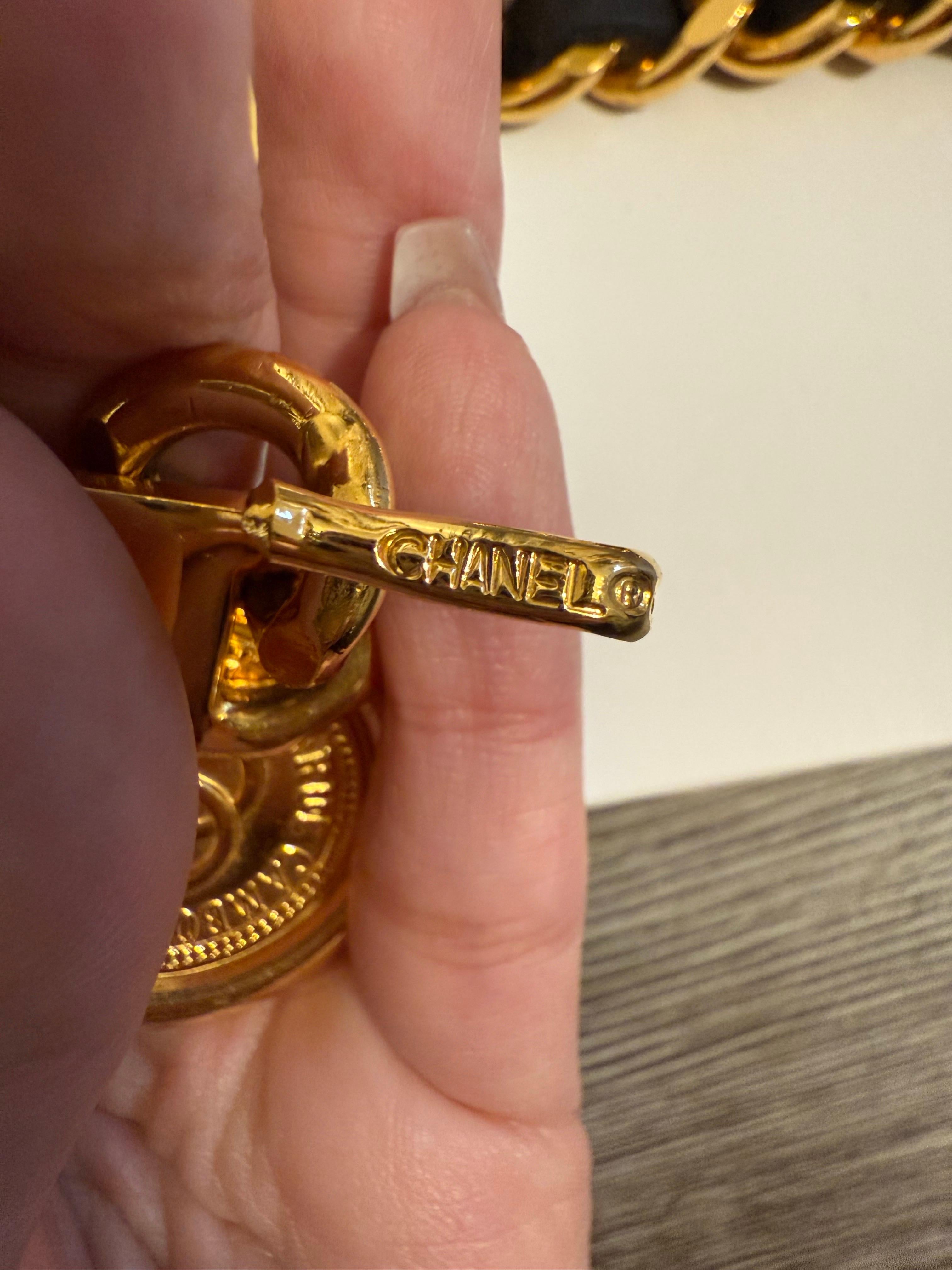 CHANEL Vintage Collier/Courroie CC en cuir noir et maillons de chaîne dorés en vente 2