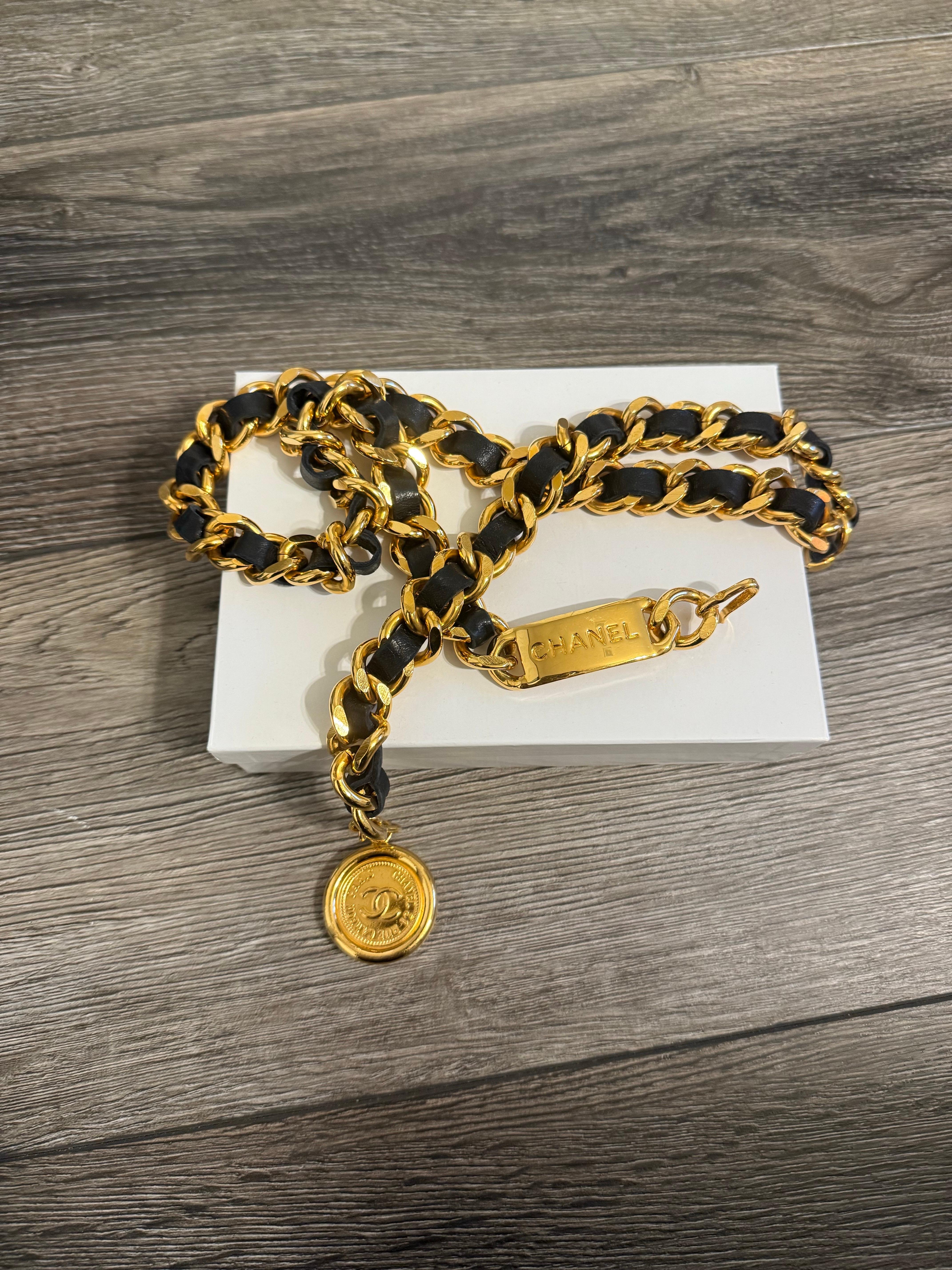 CHANEL Vintage Collier/Courroie CC en cuir noir et maillons de chaîne dorés en vente 3