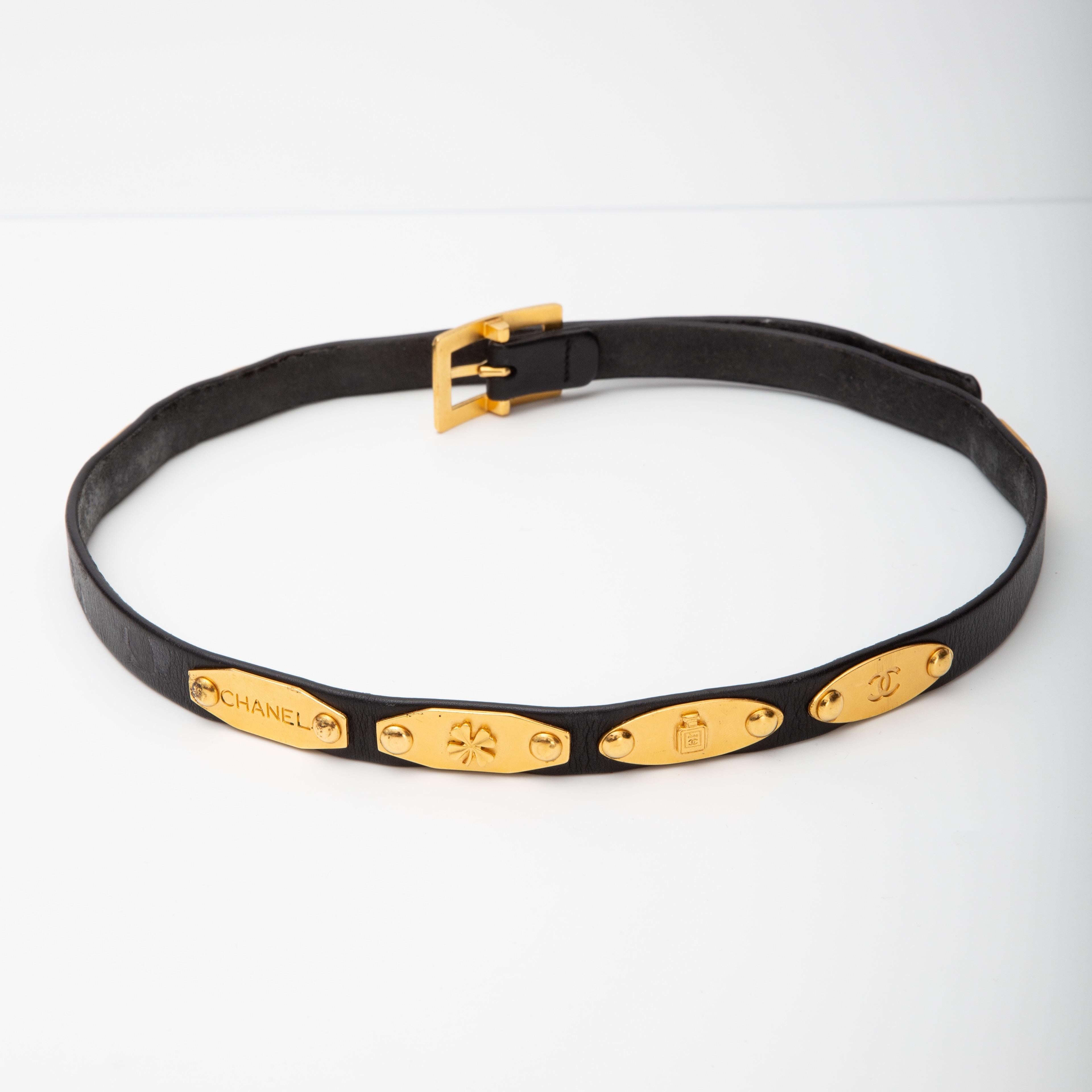Cette ceinture est issue de la collection 1995-1996. Elle est en cuir, comporte des éléments en or, une boucle et des ornements Chanel.

COULEUR : Noir
MATERIAL : Cuir
CODE : 95 [logo] A
MESURES : L 30,5