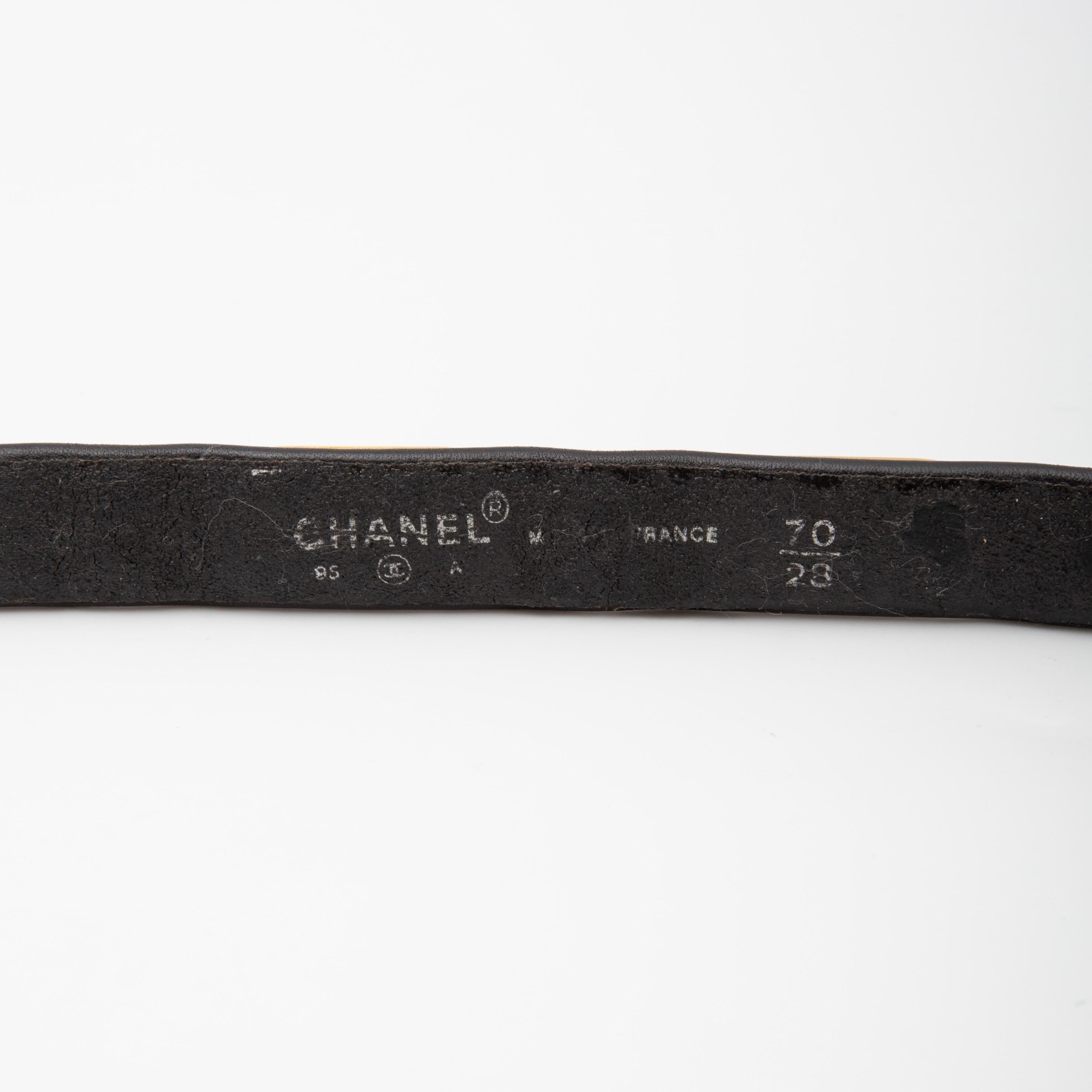 Ceinture à boucle en cuir noir vintage emblématique de Chanel (70/28) en vente 1