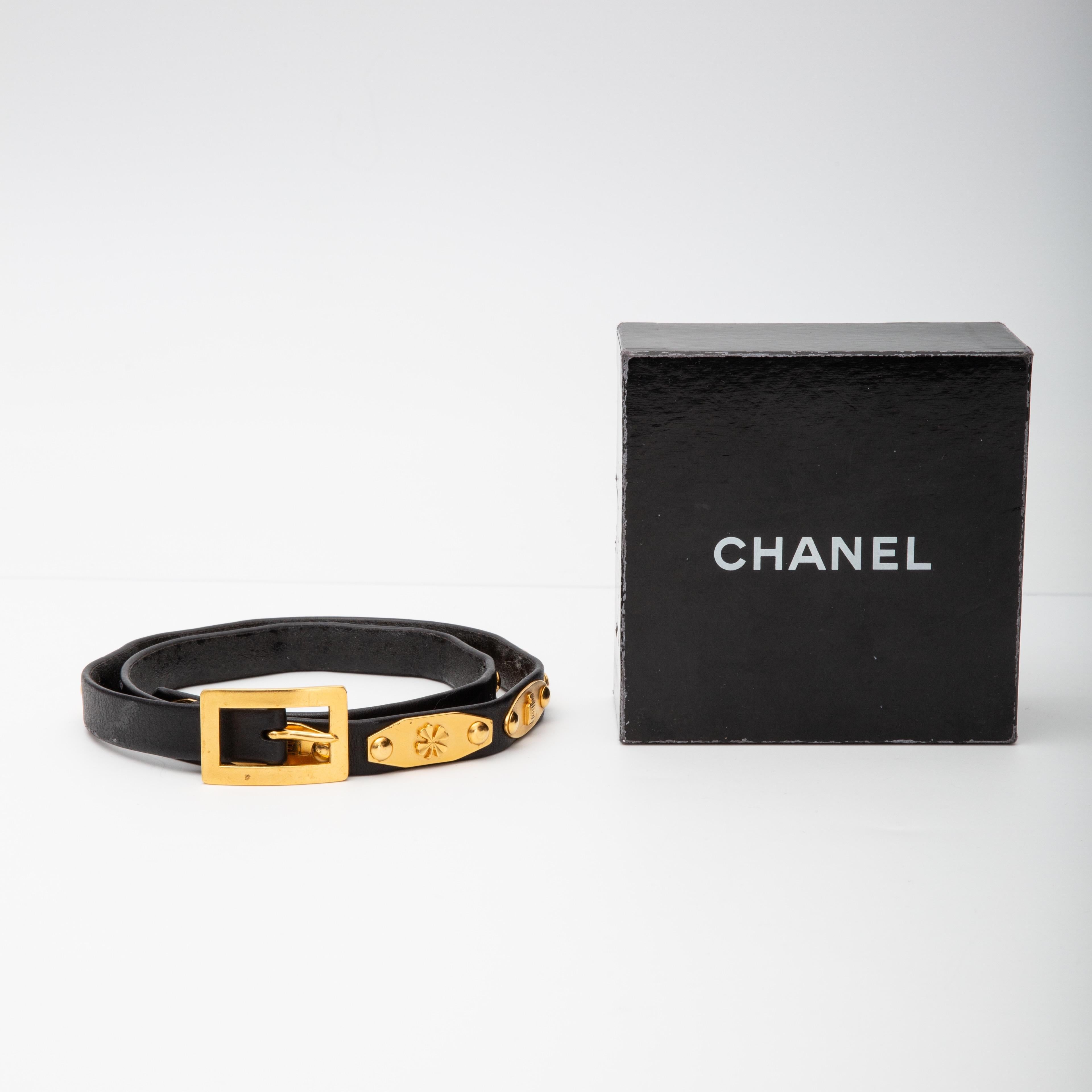 Ceinture à boucle en cuir noir vintage emblématique de Chanel (70/28) en vente 2