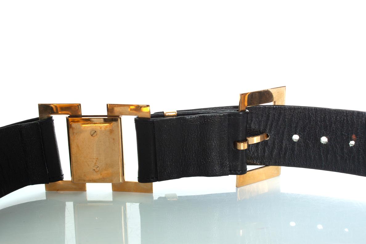 Chanel, ceinture vintage en cuir noir avec logo en vente 5