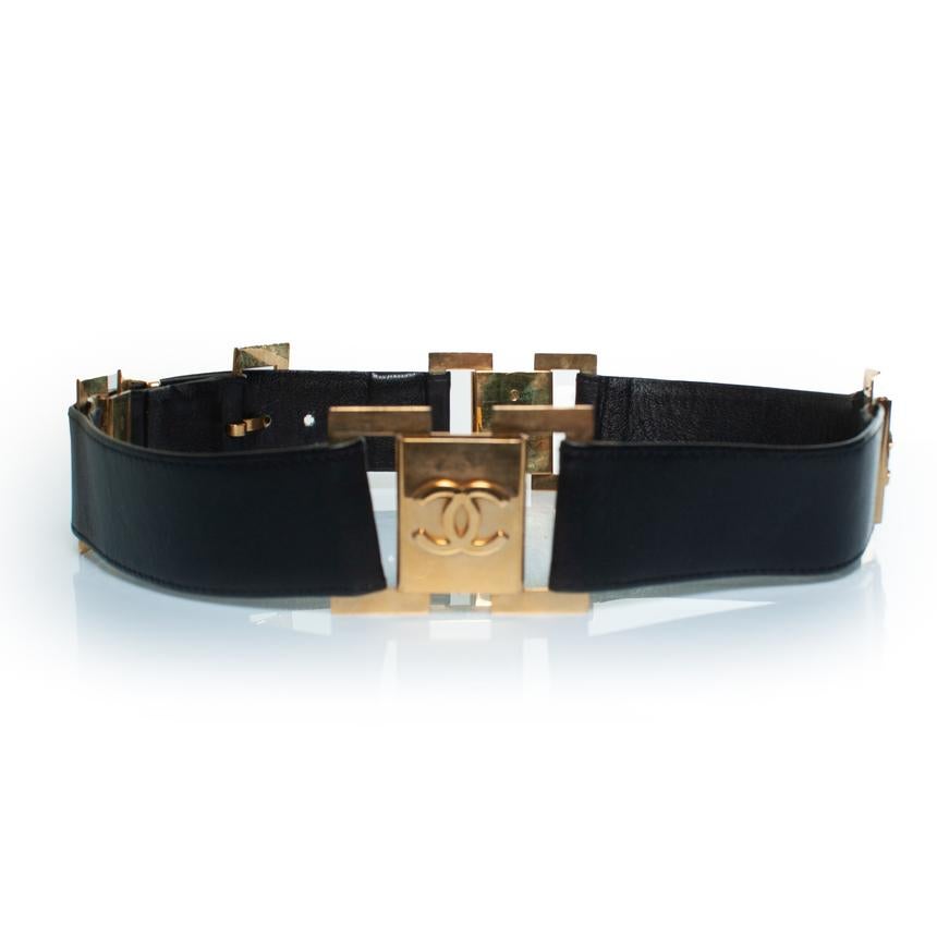 Chanel, ceinture vintage en cuir noir et métal doré avec quatre plaques en métal portant le logo de la marque. L'article est en très bon état vintage.

CONDITION : bon état.

TAILLE : 85

MESURES : longueur 96 cm, largeur 4,5 cm

MATERIAL :