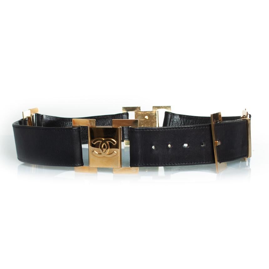 Chanel, ceinture vintage en cuir noir avec logo en vente 2