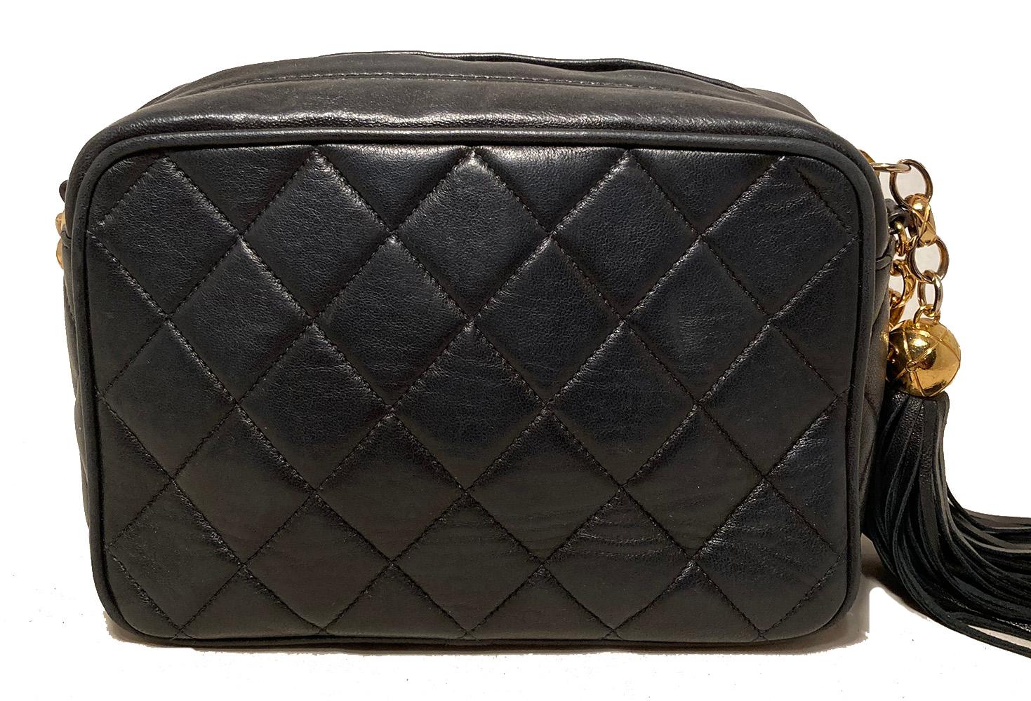 Chanel Vintage Schwarz Leder Quaste Kameratasche im Zustand „Gut“ in Philadelphia, PA