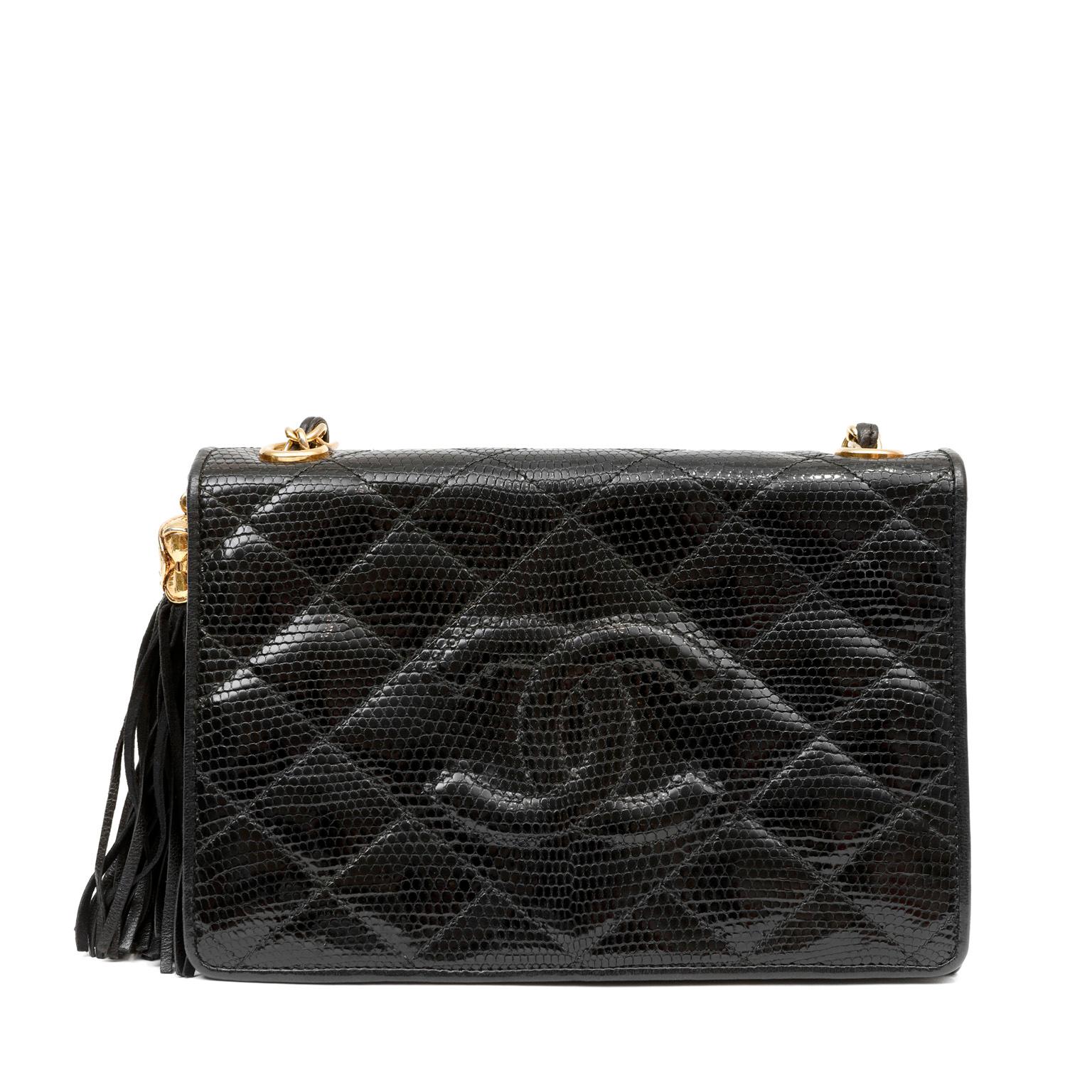 This authentic Chanel Vintage Black Lizard Crossbody Bag is in beautiful condition.  A rare exotic with signature Chanel diamond pattern quilting and a large tonal interlocking CC stitched on the front flap.  An oversized tassel adds to the 80’s-