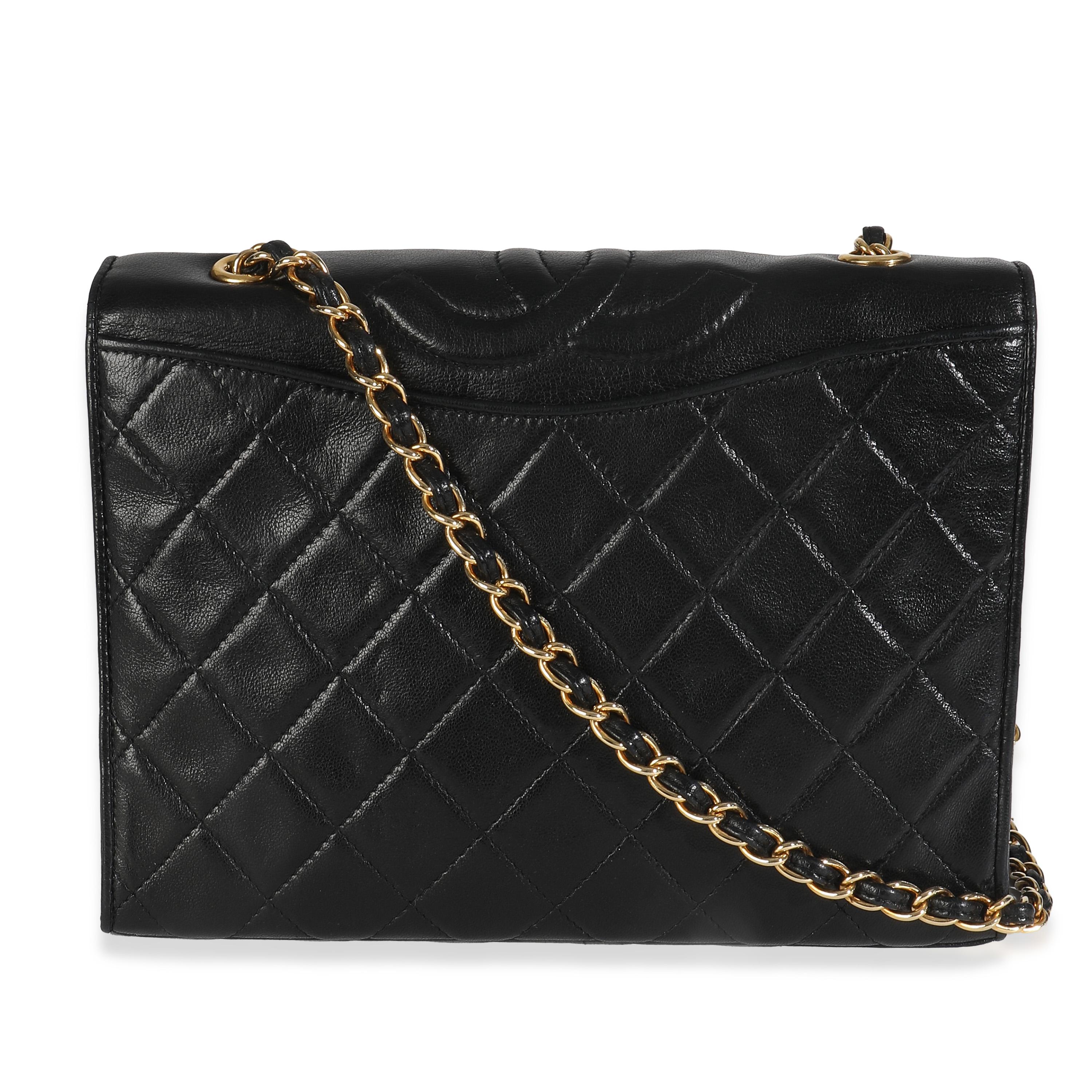 Auflistung Titel: Chanel Vintage Schwarz Matelasse Gesteppte Lammfell Crossbody Full Flap Tasche
SKU: 148309
Zustand: Gebraucht 
Beschreibung des Zustands: Die Überschlagtasche von Chanel ist ein zeitloser Klassiker, der nie aus der Mode kommt. Sie